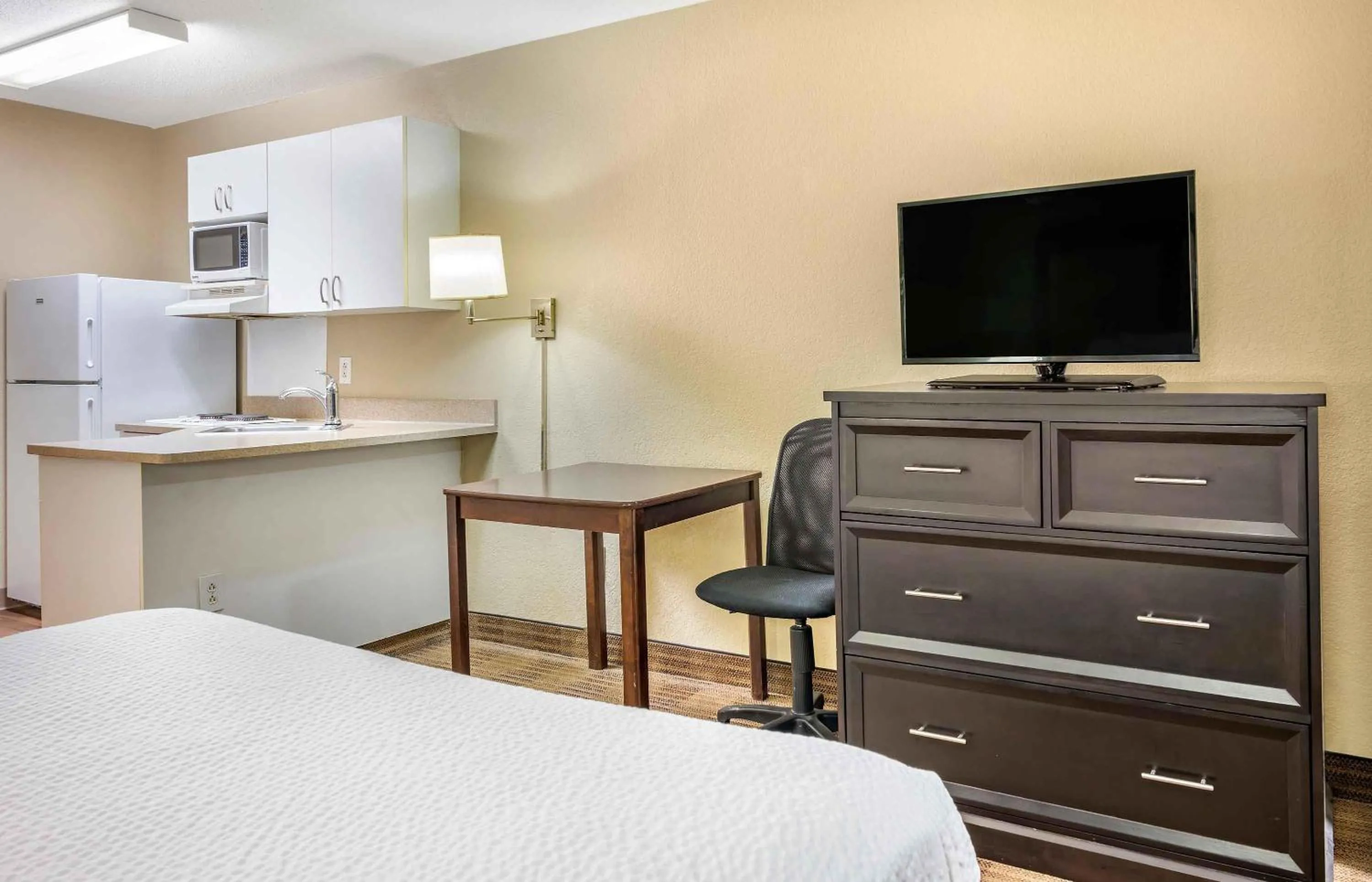 Bedroom, Bed in Extended Stay America Suites - Pittsburgh - Carnegie