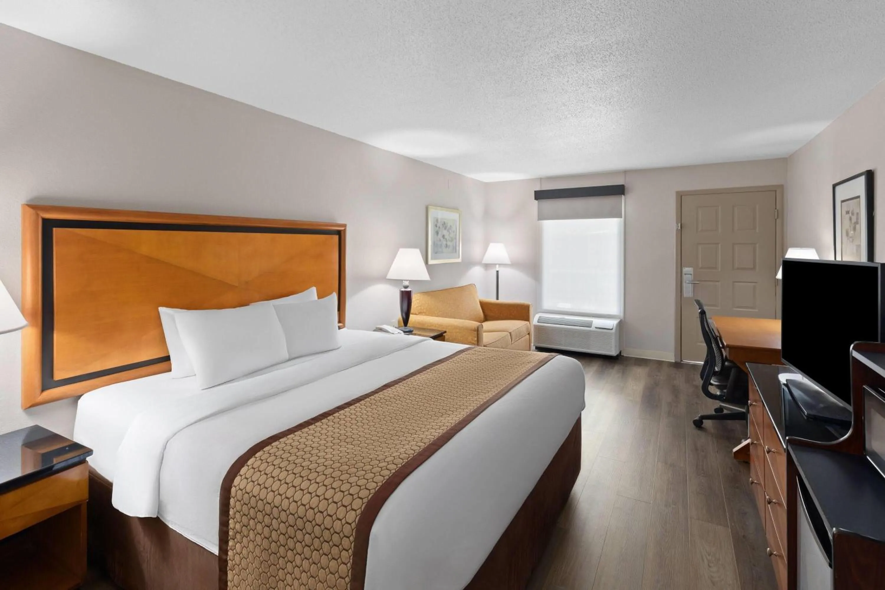 Photo of the whole room, Bed in Baymont by Wyndham Knoxville I-75
