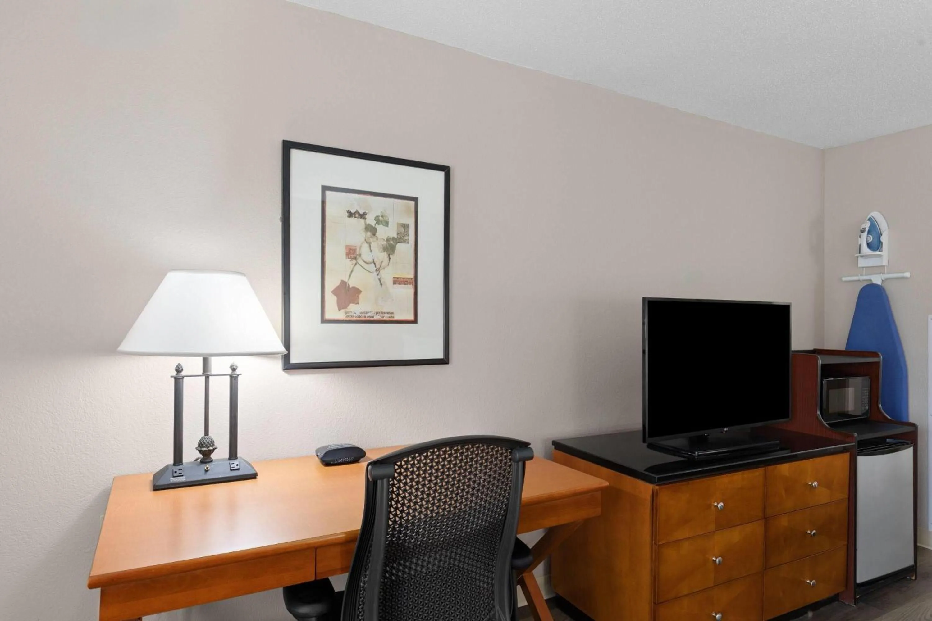 Photo of the whole room in Baymont by Wyndham Knoxville I-75