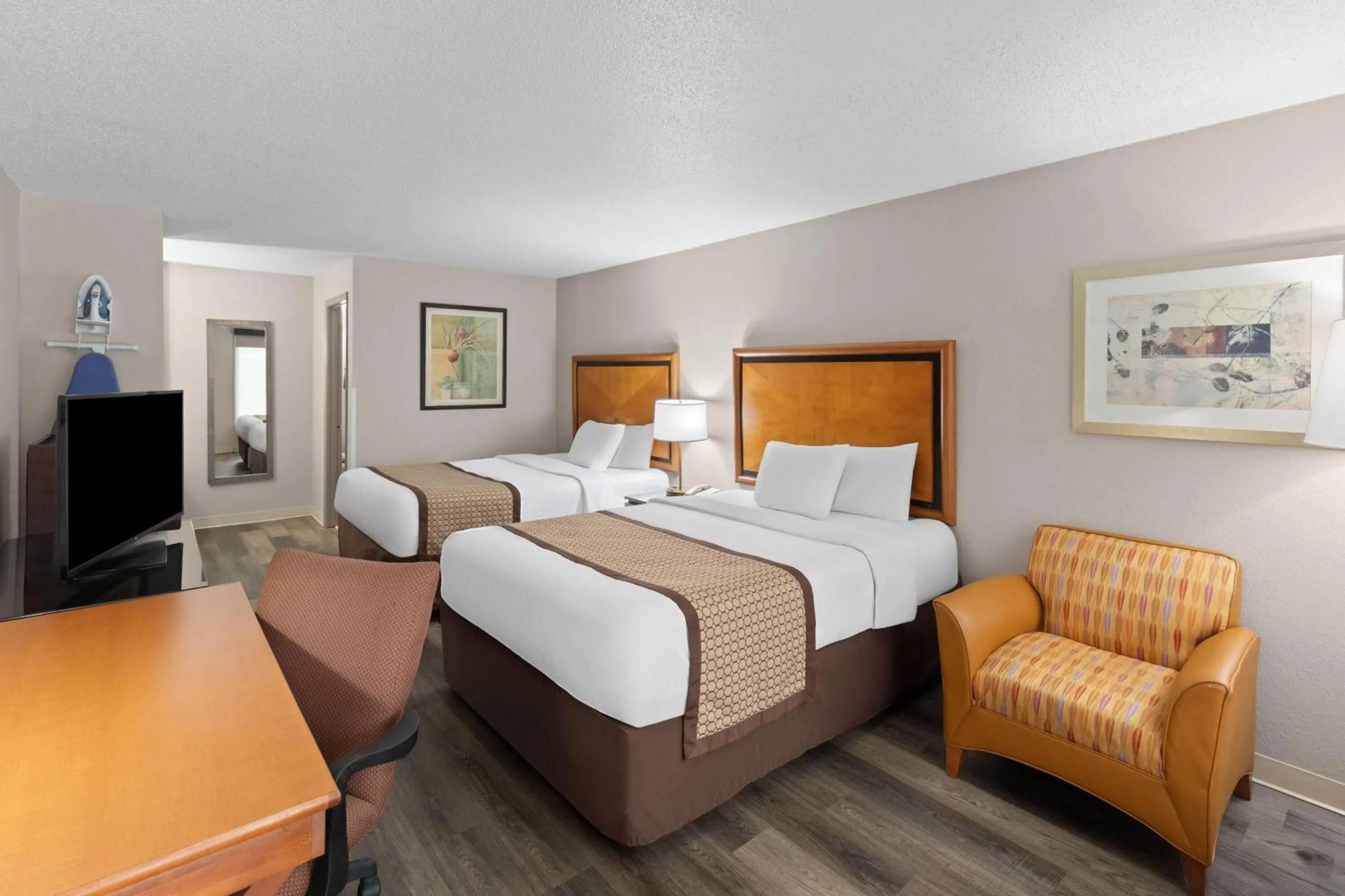 Photo of the whole room, Bed in Baymont by Wyndham Knoxville I-75