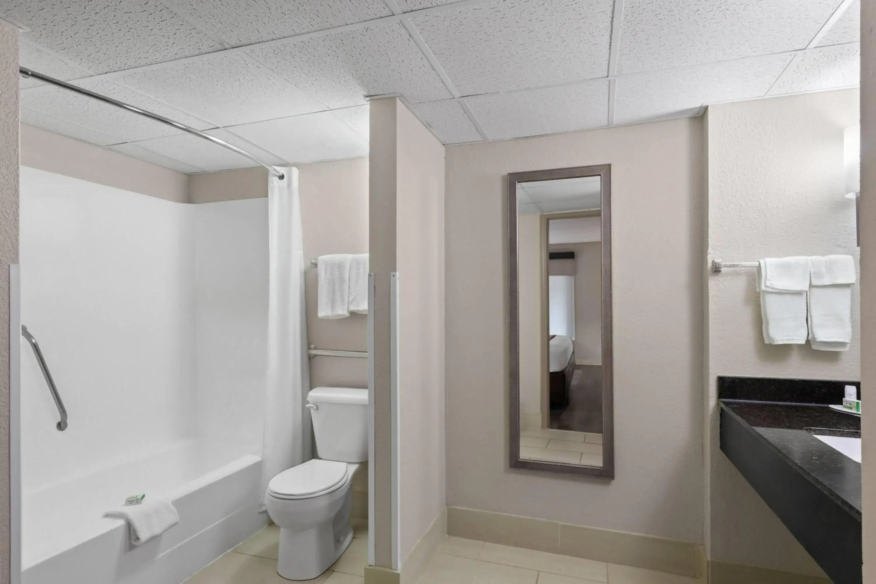 King Room - Mobility Access/Non-Smoking in Baymont by Wyndham Knoxville I-75 King Room - Mobility Access/Non-Smoking in Baymont by Wyndham Knoxville I-75