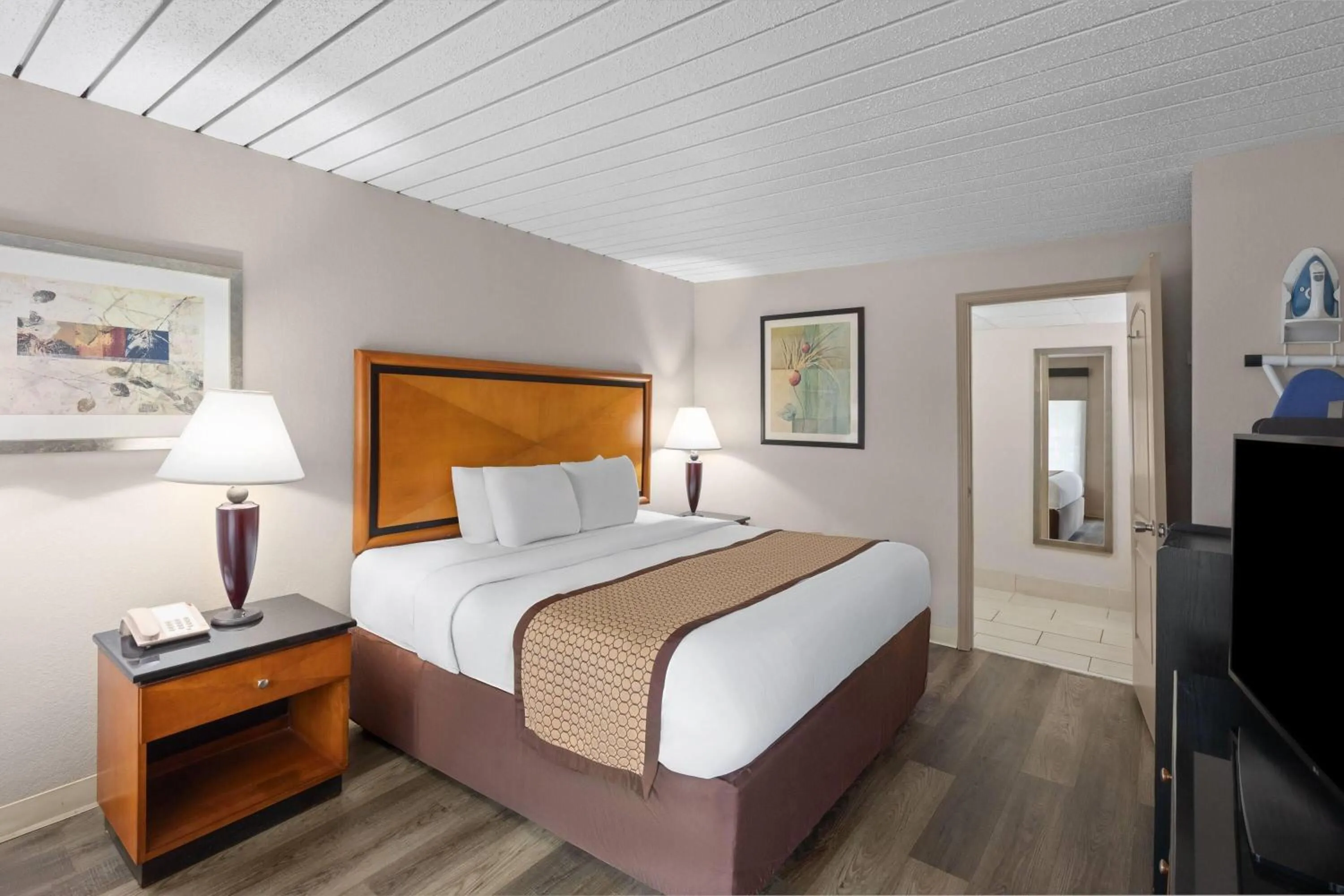 Photo of the whole room, Bed in Baymont by Wyndham Knoxville I-75