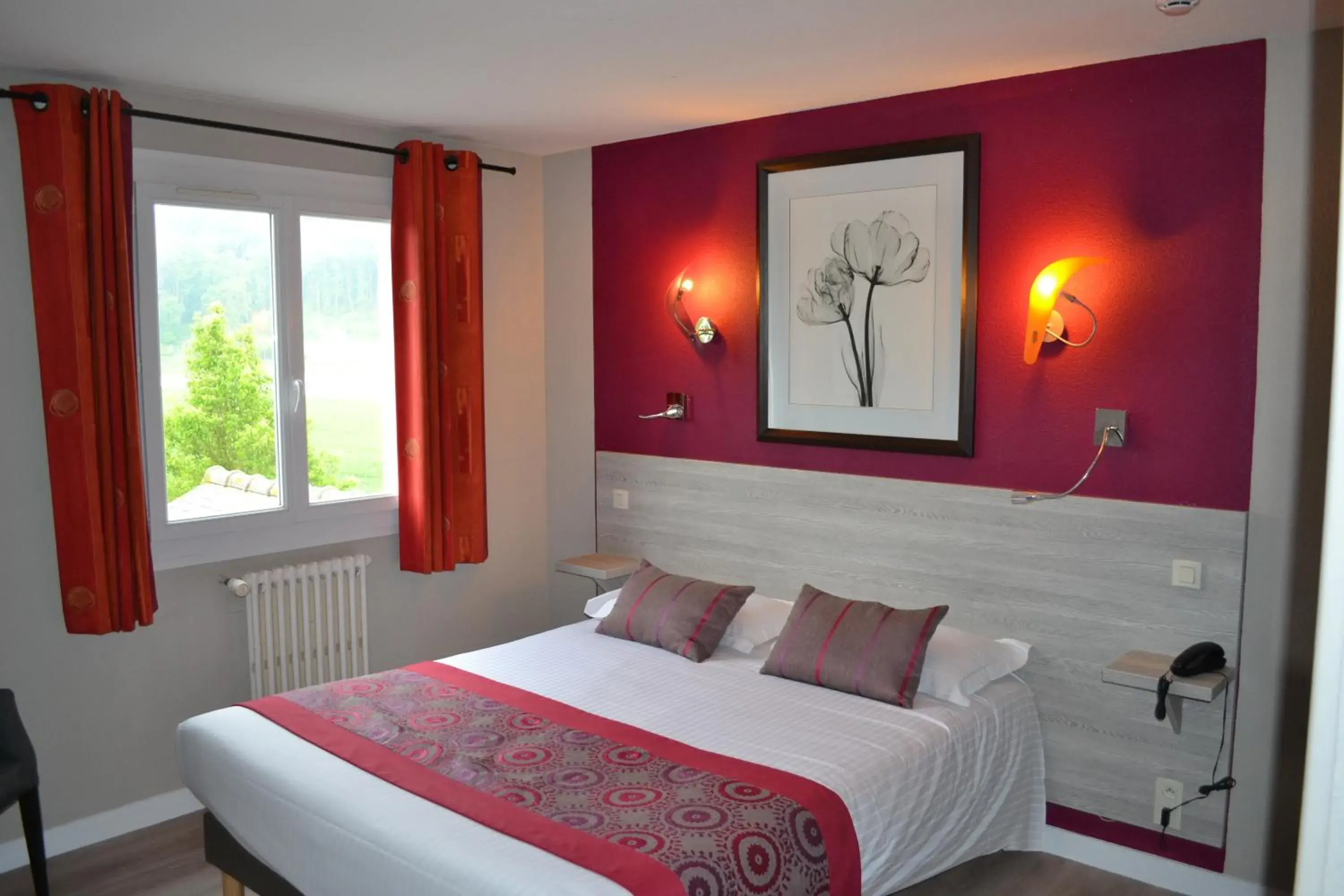 Bed in The Originals Boutique, Hôtel Les Quatre Salines, Le Mont Saint-Michel Sud Bed in The Originals Boutique, Hôtel Les Quatre Salines, Le Mont Saint-Michel Sud