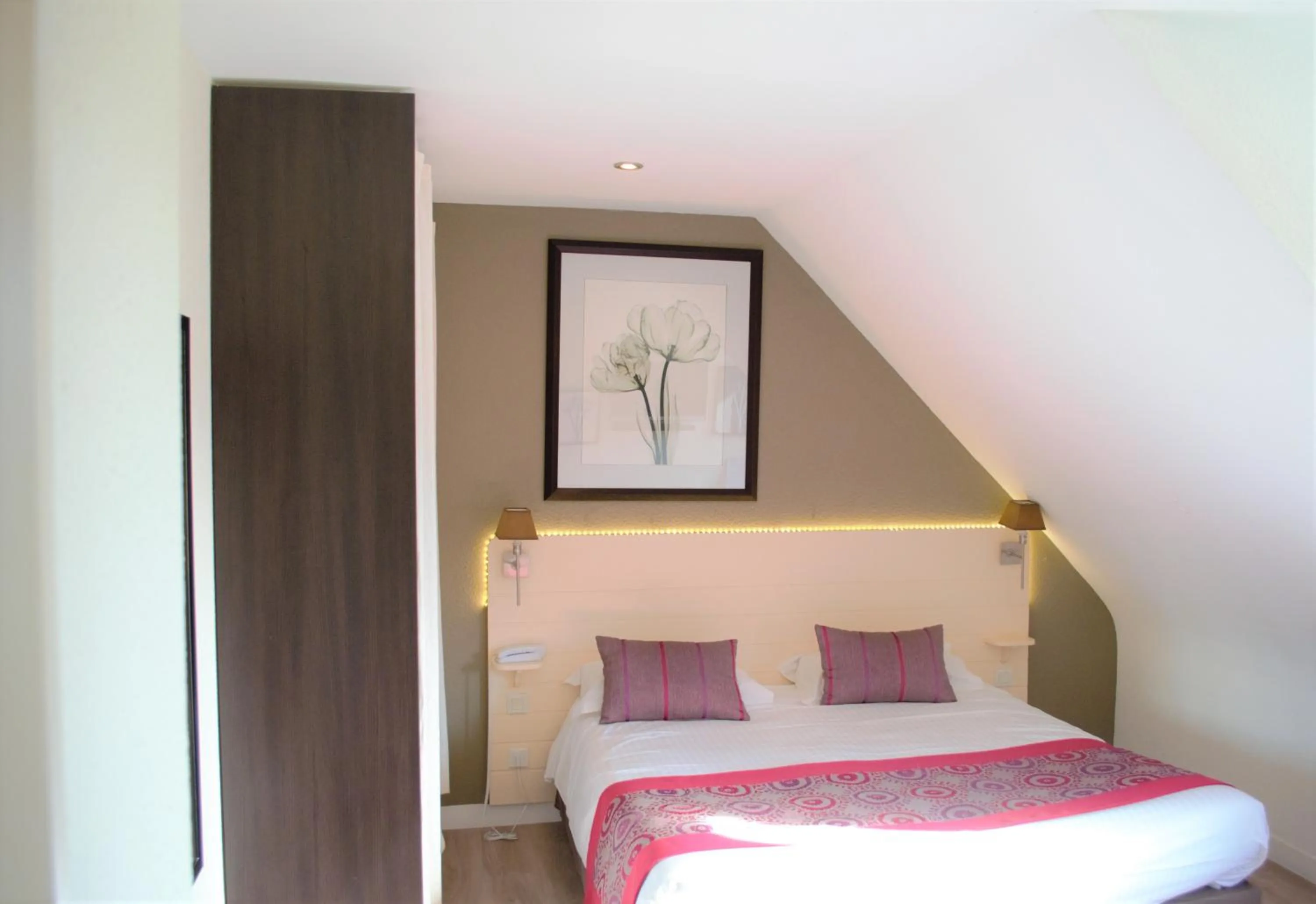 Bed in The Originals Boutique, Hôtel Les Quatre Salines, Le Mont Saint-Michel Sud