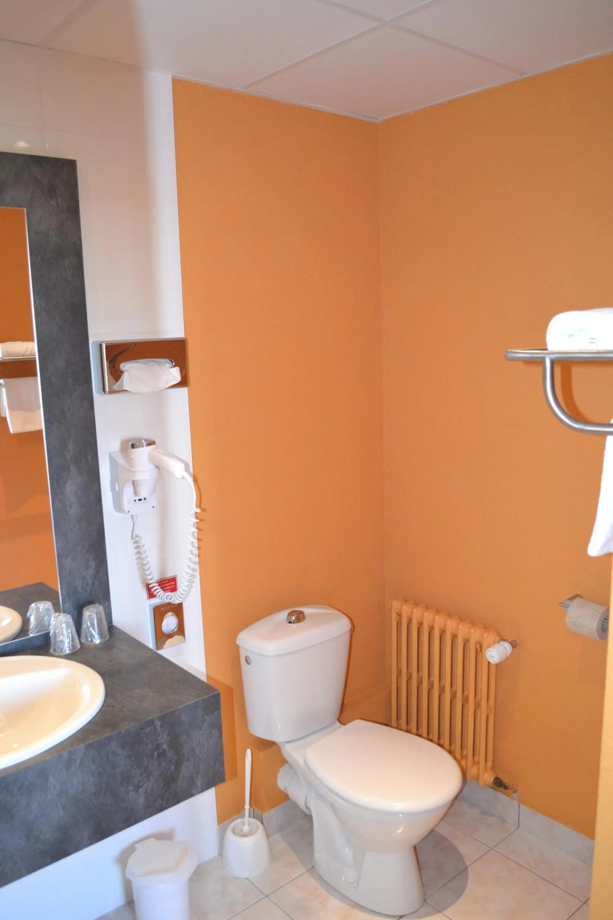 Bathroom in The Originals Boutique, Hôtel Les Quatre Salines, Le Mont Saint-Michel Sud