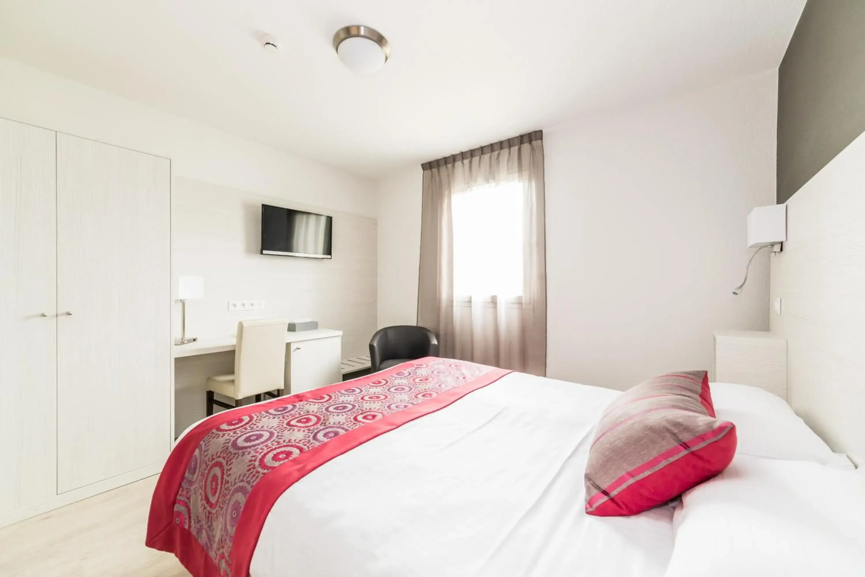 Bedroom, Bed in The Originals Boutique, Hôtel Les Quatre Salines, Le Mont Saint-Michel Sud Bedroom, Bed in The Originals Boutique, Hôtel Les Quatre Salines, Le Mont Saint-Michel Sud