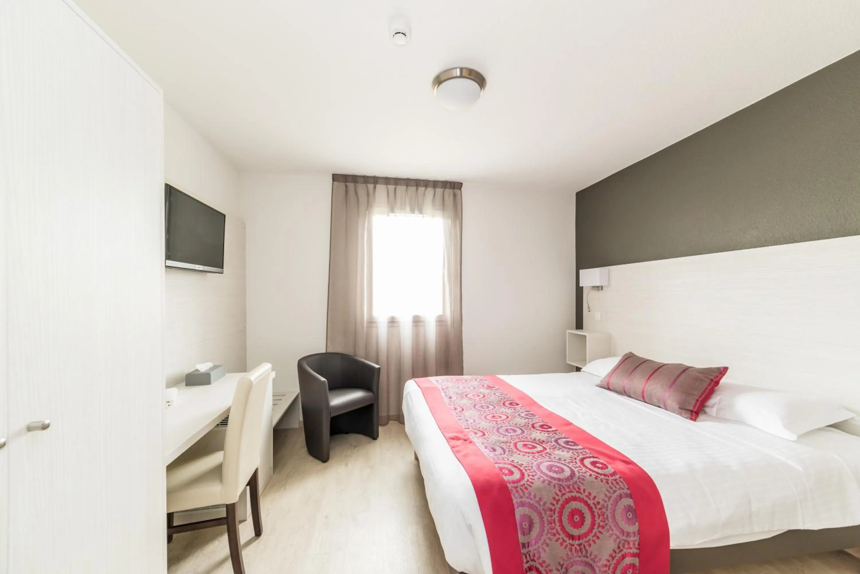 Bedroom, Bed in The Originals Boutique, Hôtel Les Quatre Salines, Le Mont Saint-Michel Sud