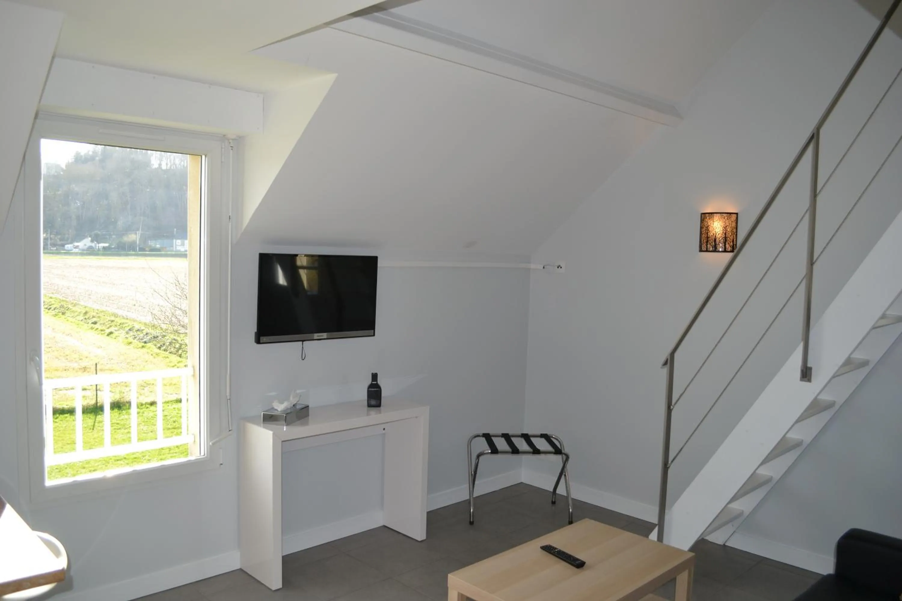 TV and multimedia in The Originals Boutique, Hôtel Les Quatre Salines, Le Mont Saint-Michel Sud