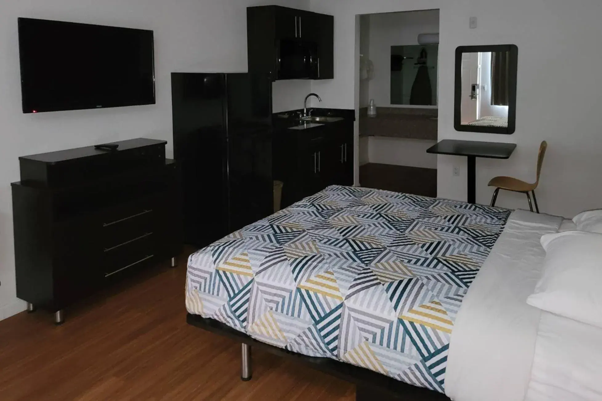 Bedroom, Bed in Rodeway Inn & Suites Thousand Palms - Rancho Mirage Bedroom, Bed in Rodeway Inn & Suites Thousand Palms - Rancho Mirage