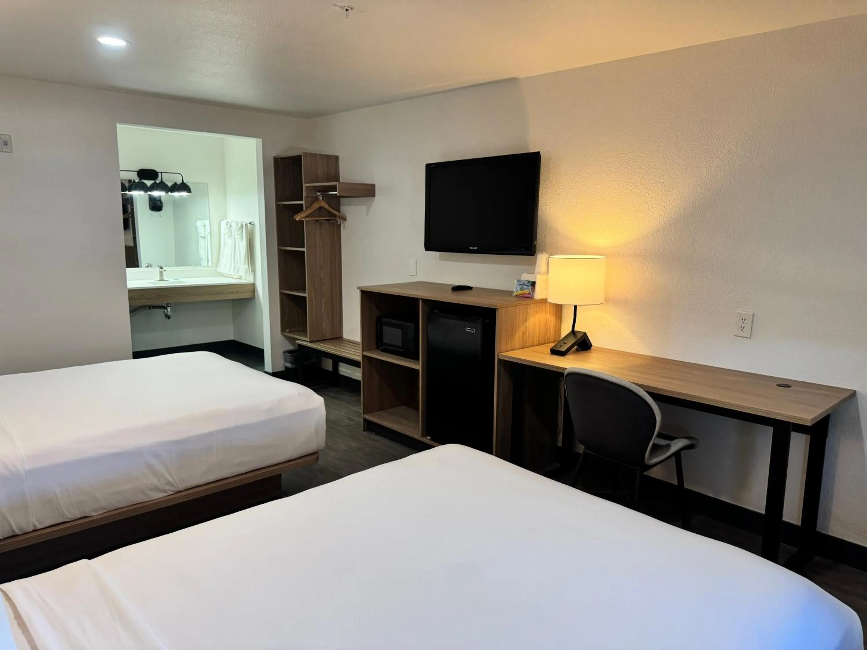 Bed in Rodeway Inn & Suites Thousand Palms - Rancho Mirage