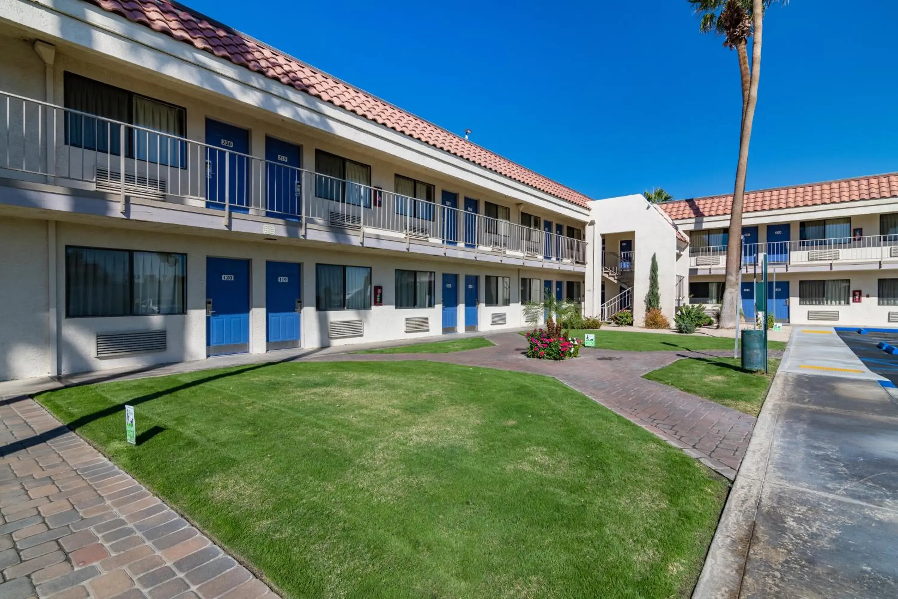 Property building in Rodeway Inn & Suites Thousand Palms - Rancho Mirage Property building in Rodeway Inn & Suites Thousand Palms - Rancho Mirage