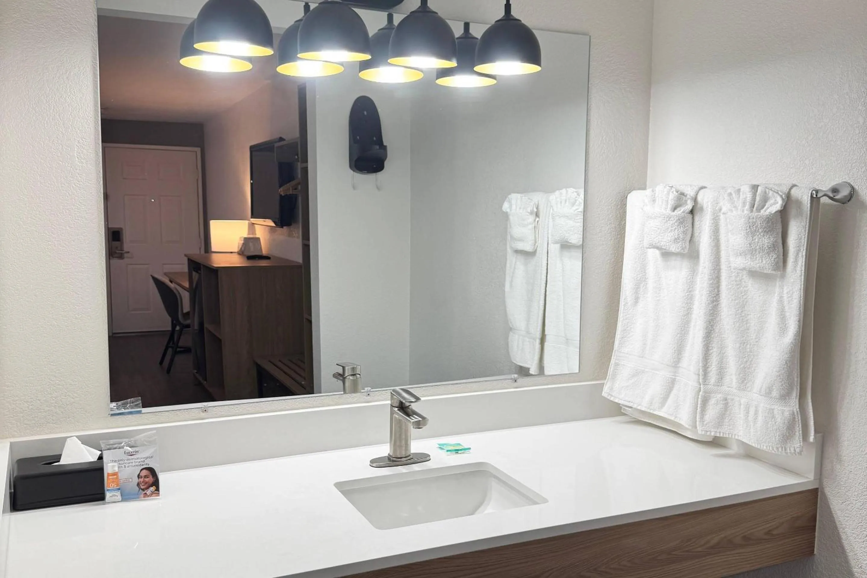 Bedroom in Rodeway Inn & Suites Thousand Palms - Rancho Mirage