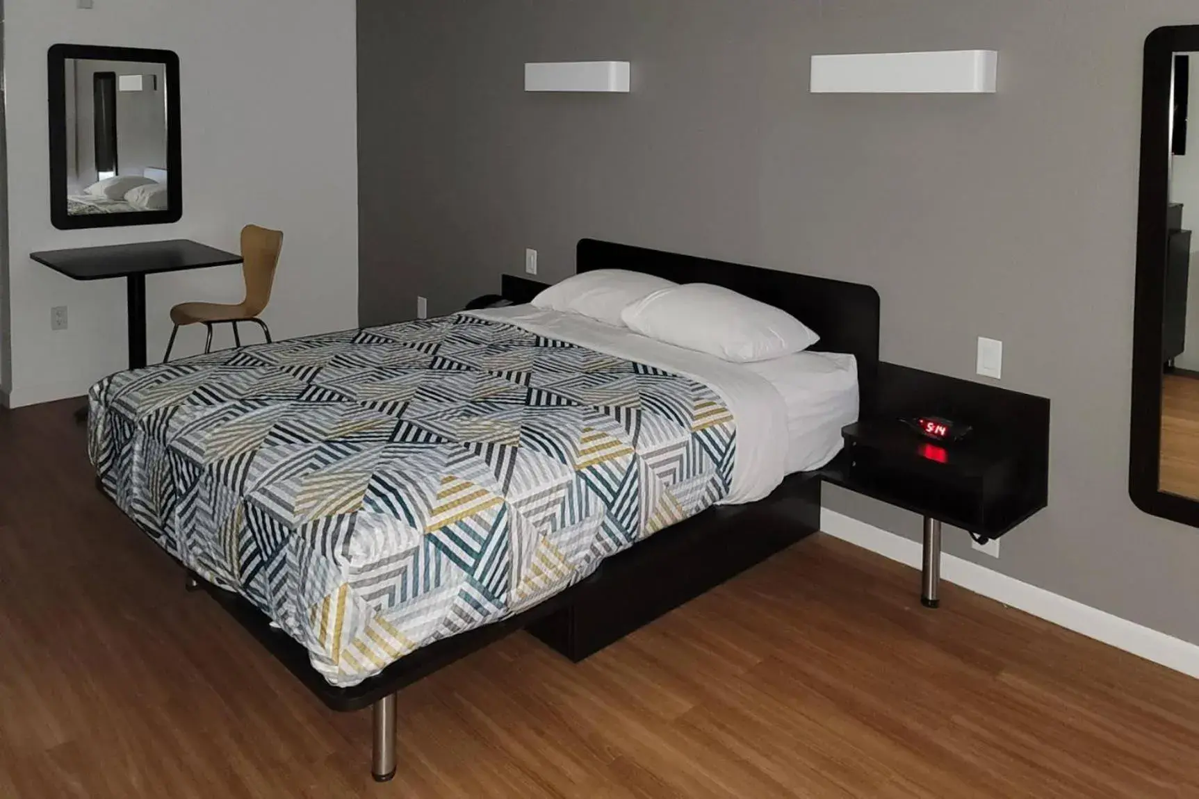 Bedroom, Bed in Rodeway Inn & Suites Thousand Palms - Rancho Mirage Bedroom, Bed in Rodeway Inn & Suites Thousand Palms - Rancho Mirage