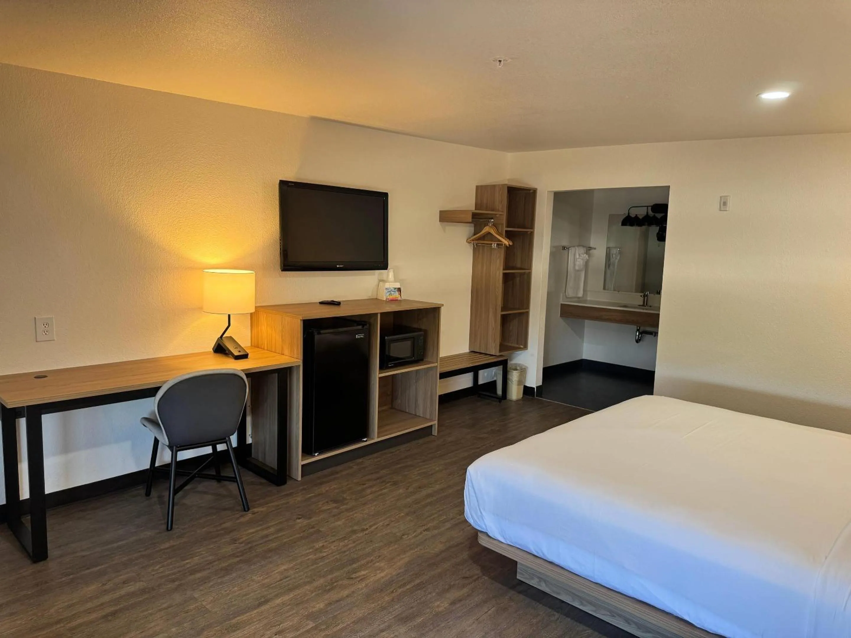 Bedroom, Bed in Rodeway Inn & Suites Thousand Palms - Rancho Mirage