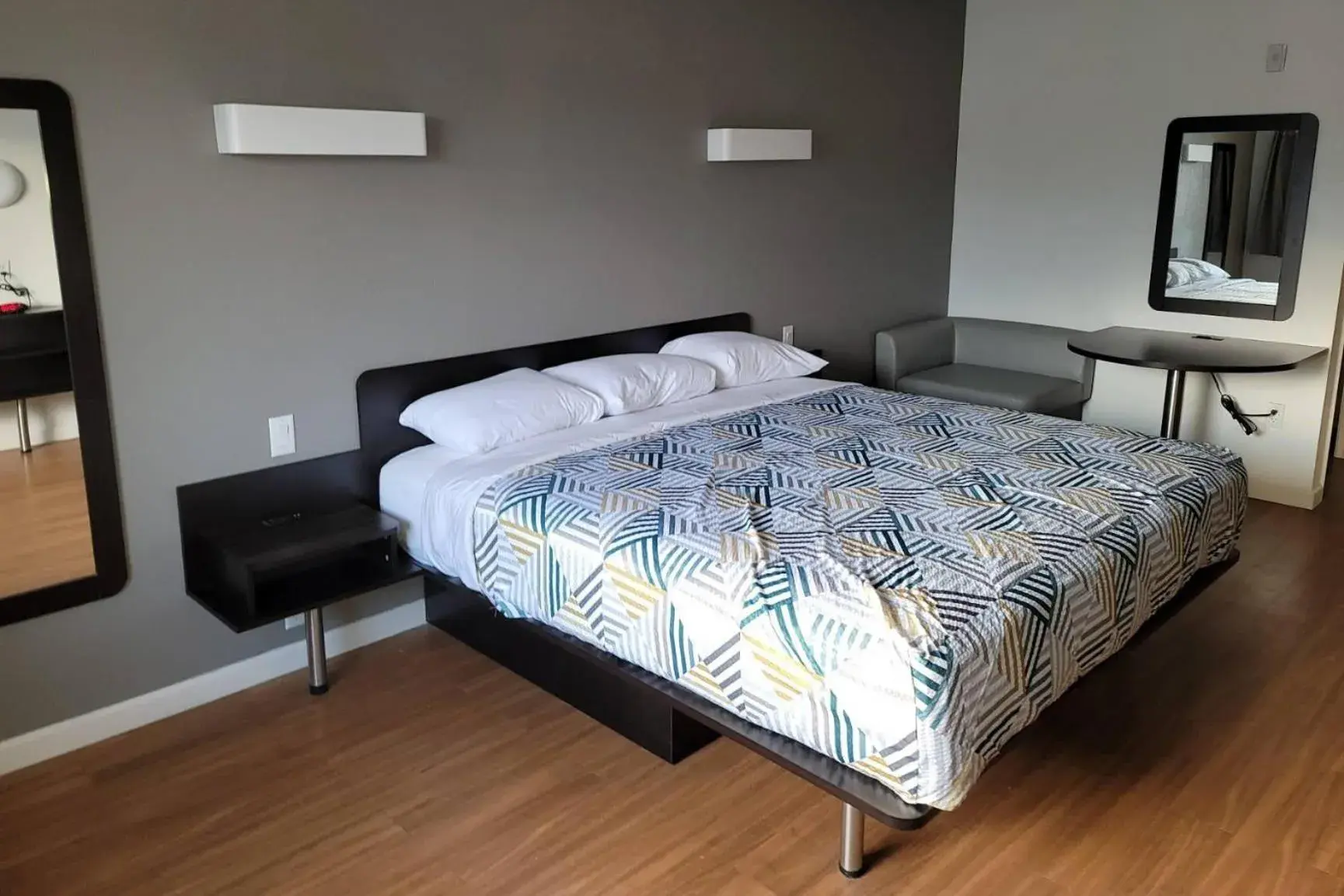 Bedroom, Bed in Rodeway Inn & Suites Thousand Palms - Rancho Mirage Bedroom, Bed in Rodeway Inn & Suites Thousand Palms - Rancho Mirage