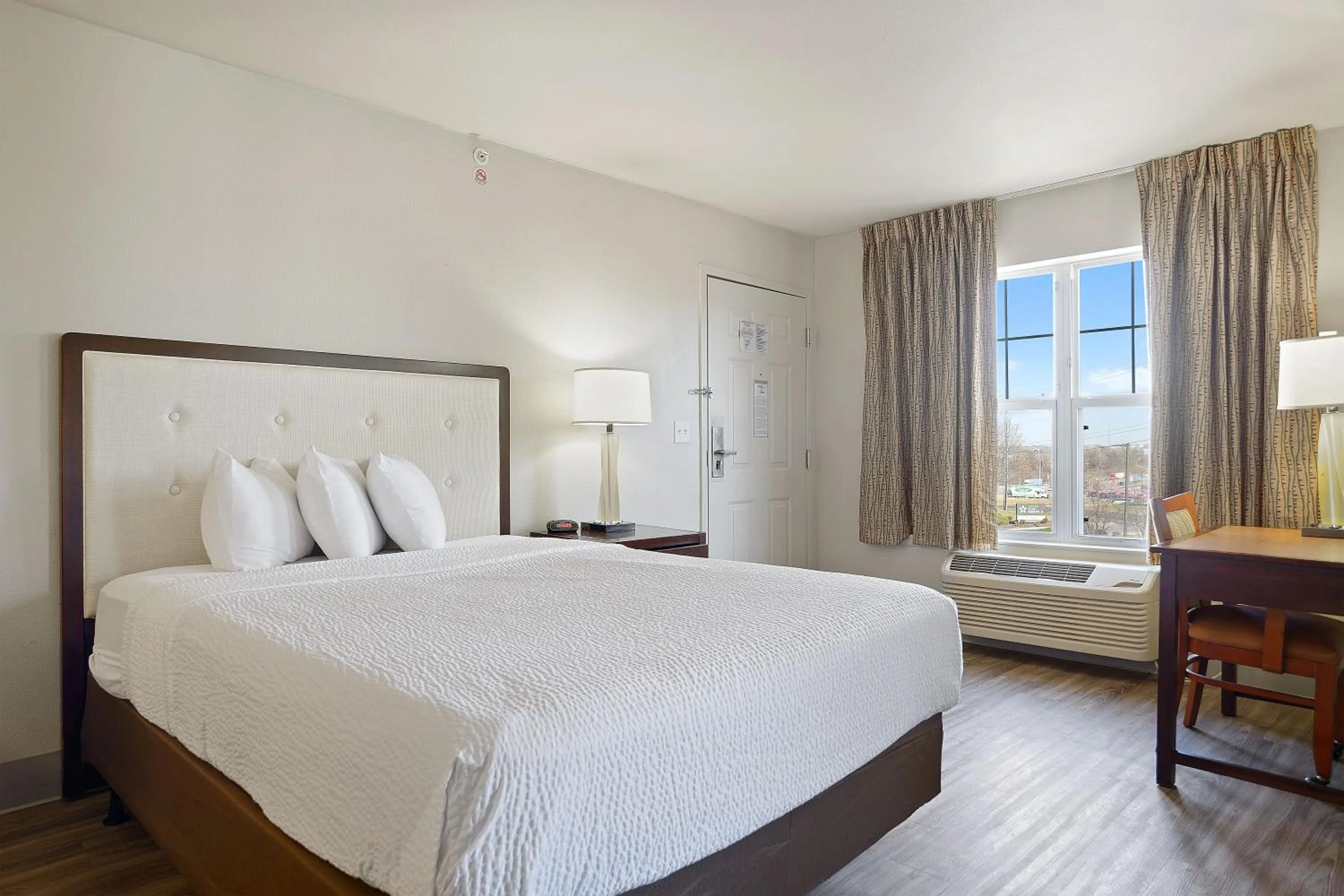 Bed in Extended Stay America Suites - Kansas City - Lenexa - 87th St