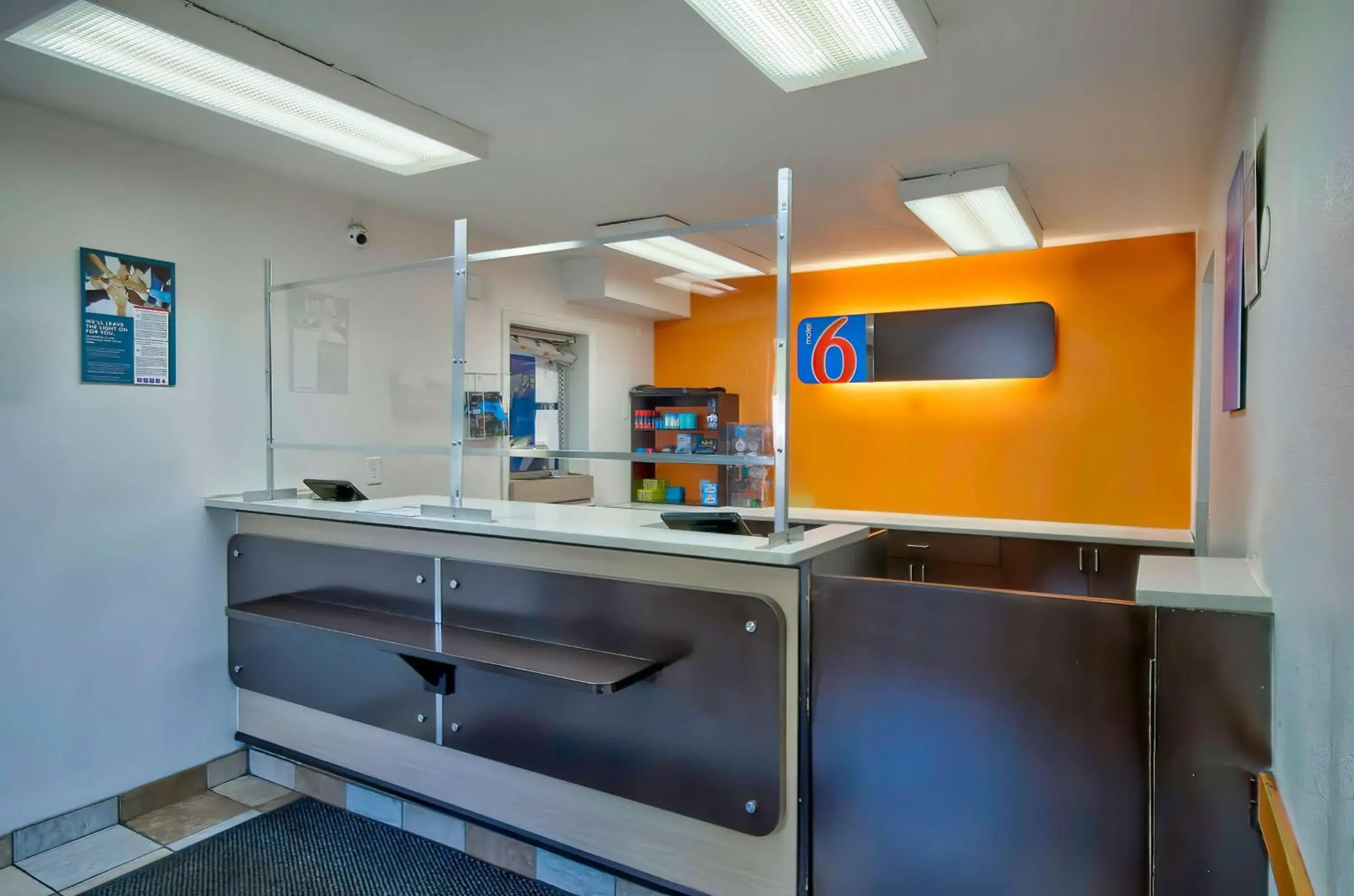 Lobby or reception, Kitchen/Kitchenette in Motel 6-Warren, MI - Detroit East