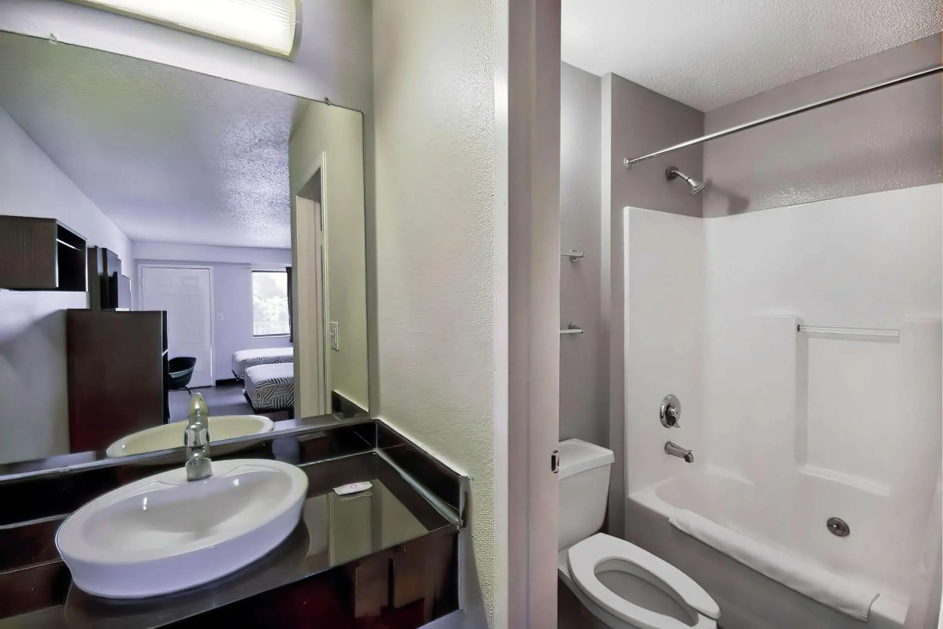 Bedroom, Bathroom in Motel 6-Warren, MI - Detroit East