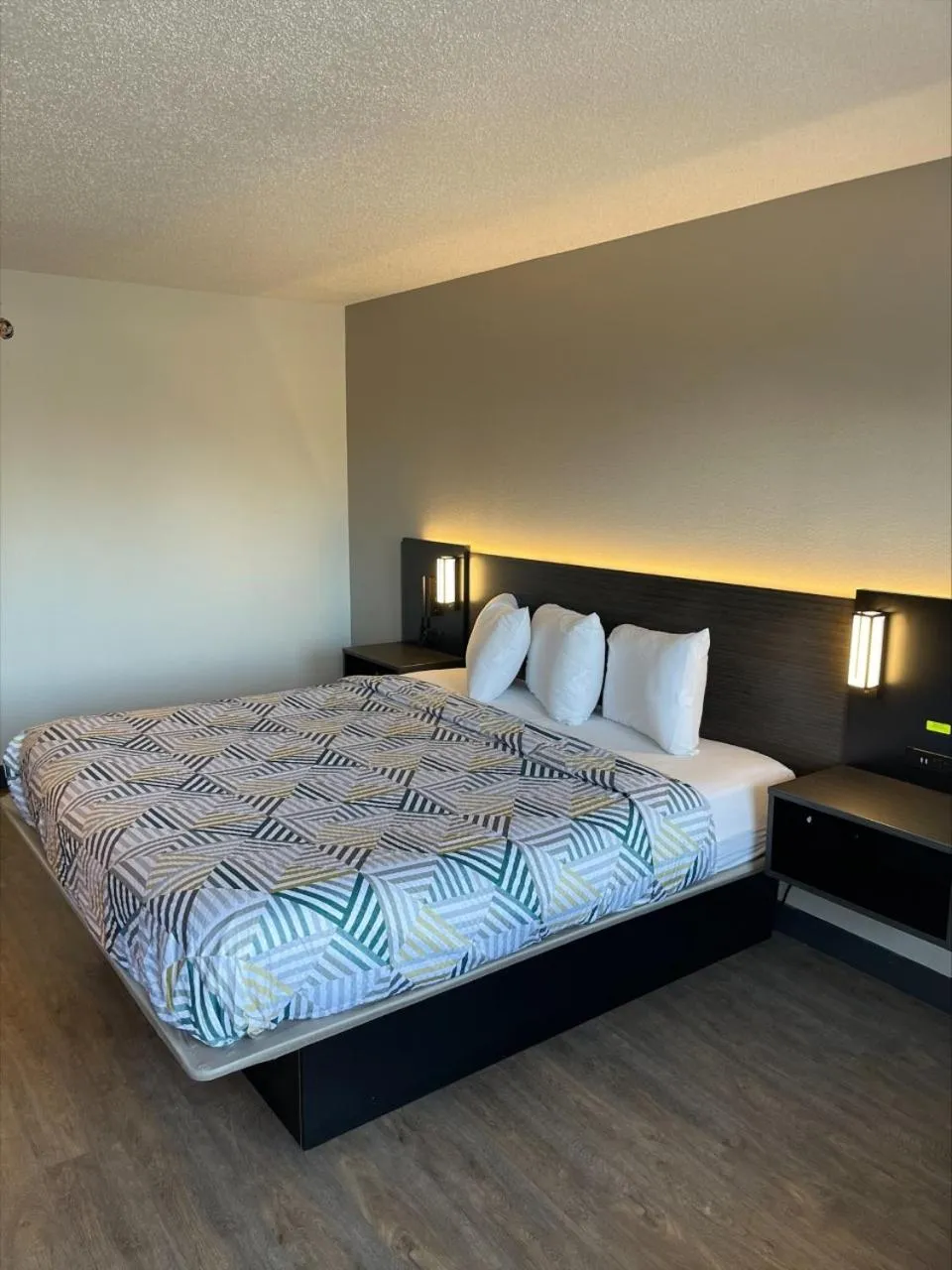 Bed in Motel 6-Warren, MI - Detroit East