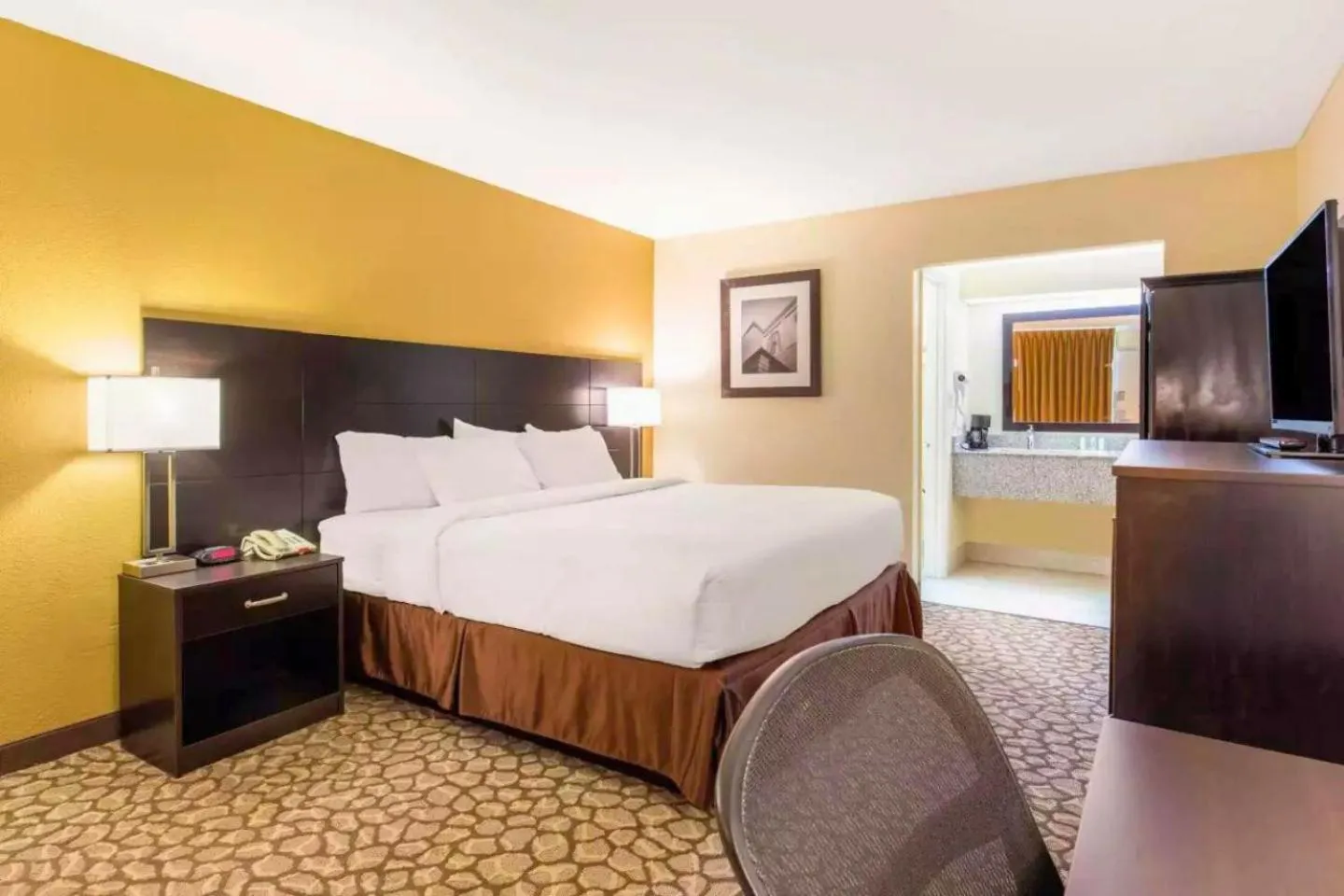 Bed in Rodeway Inn Santee I-95