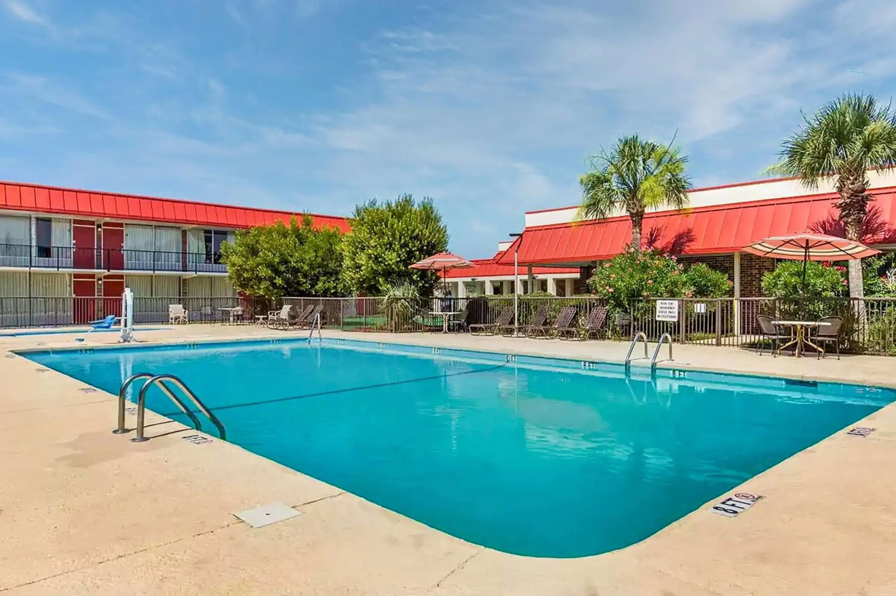 Pool view in Rodeway Inn Santee I-95 Pool view in Rodeway Inn Santee I-95