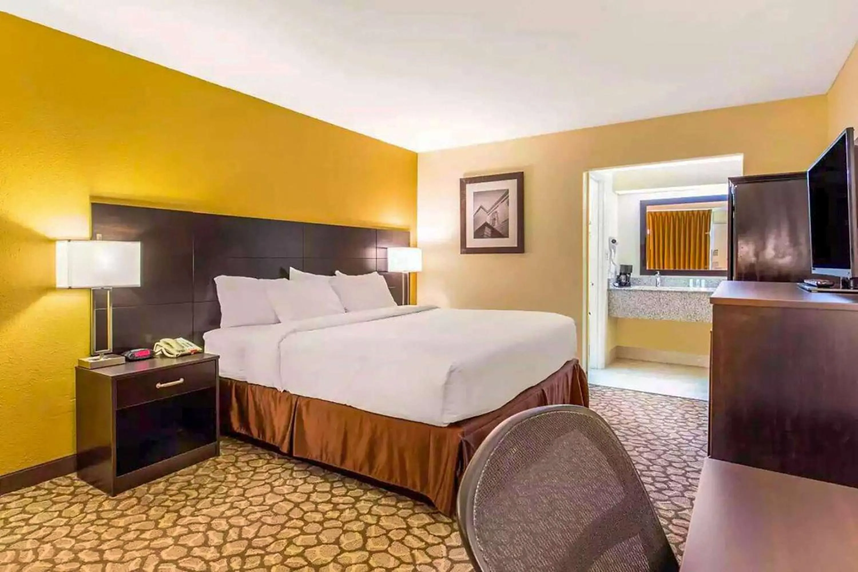 Photo of the whole room, Bed in Rodeway Inn Santee I-95