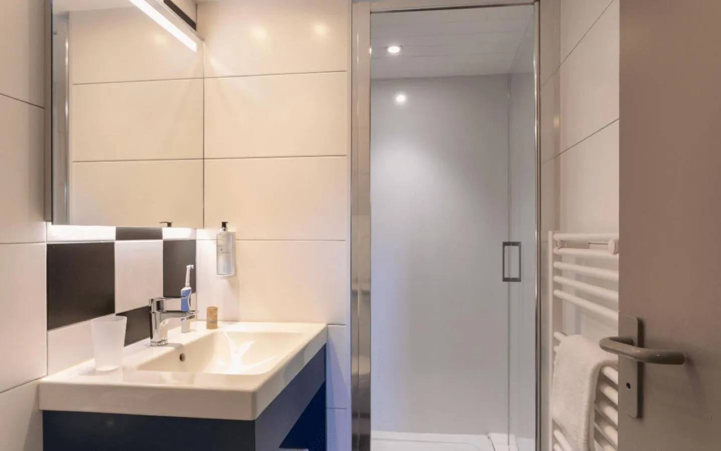 Shower in Logis Hotel Restaurant Au Chêne Vert, Saint-Brieuc