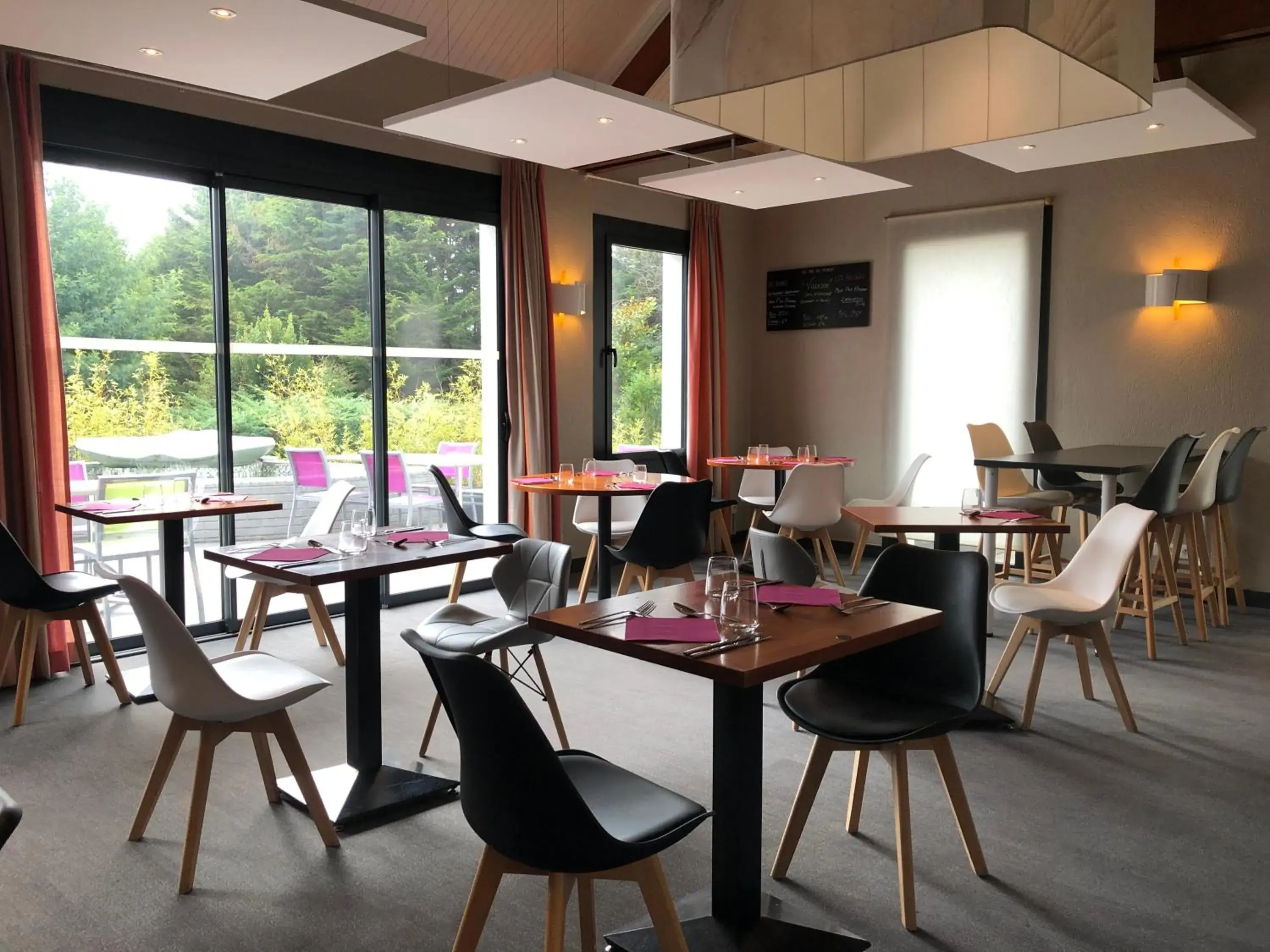 Restaurant/places to eat in Logis, Hôtel Au Chêne Vert, Saint-Brieuc Nord Restaurant/places to eat in Logis, Hôtel Au Chêne Vert, Saint-Brieuc Nord