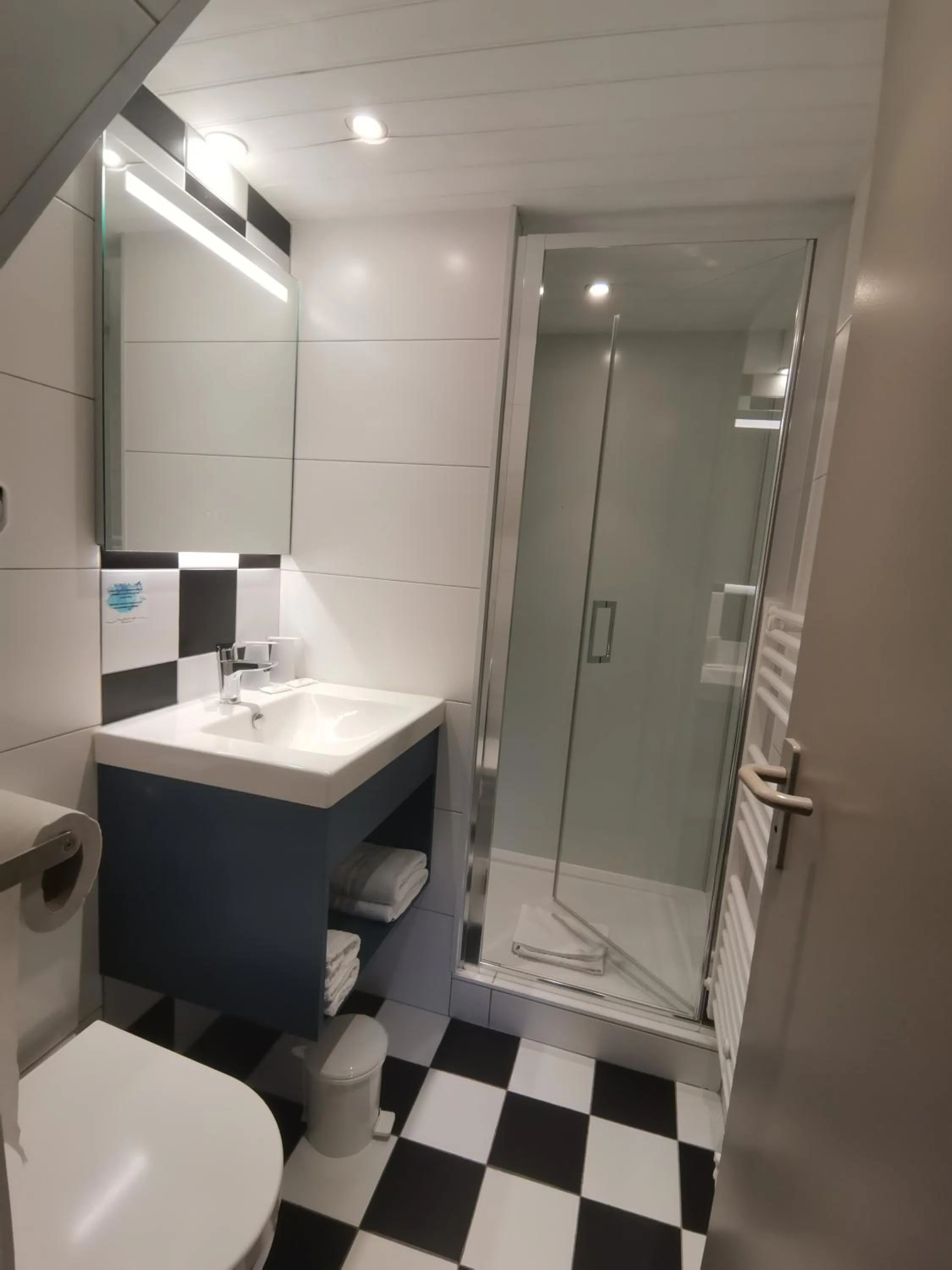 Bathroom in Logis, Hôtel Au Chêne Vert, Saint-Brieuc Nord