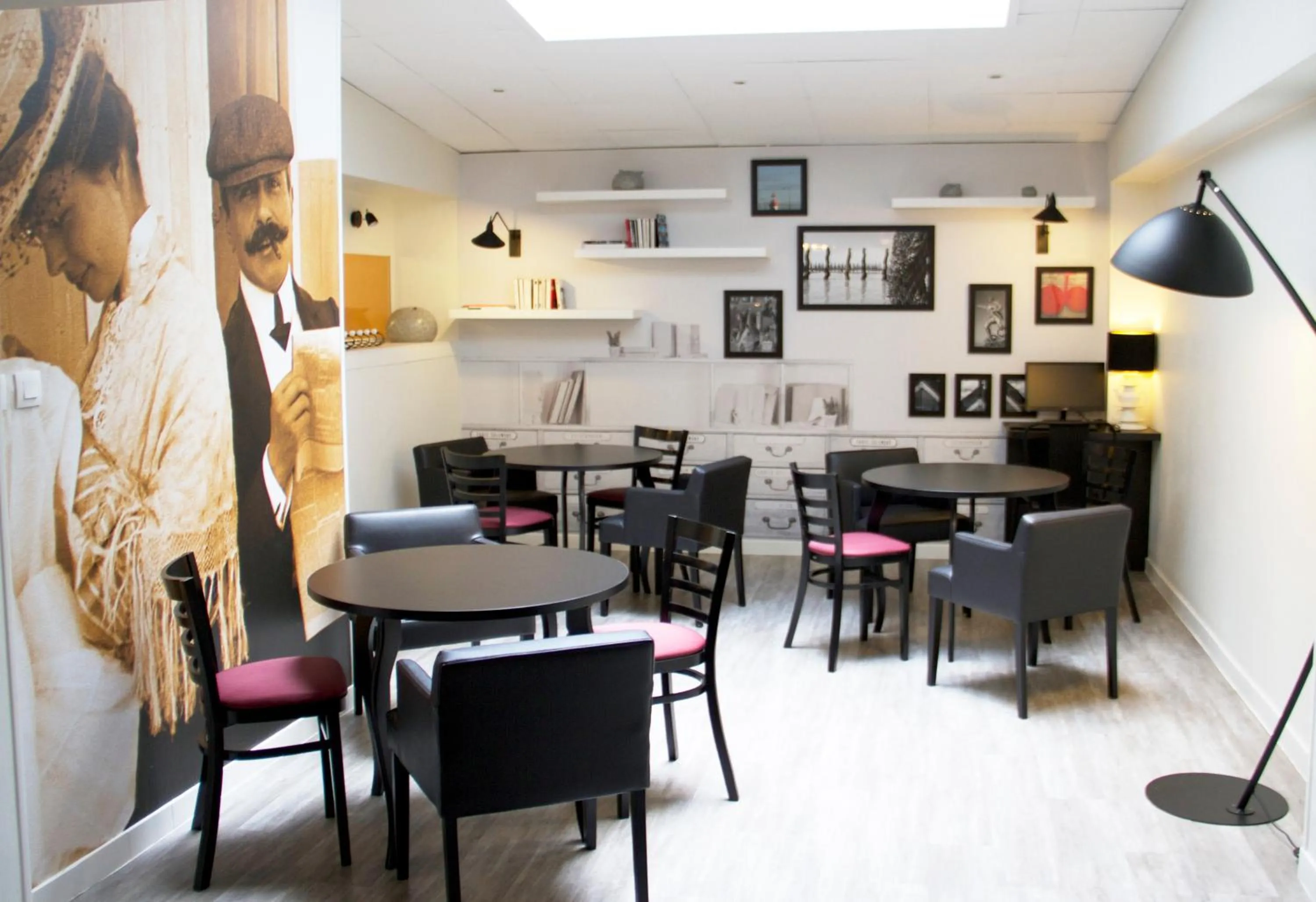 Lounge or bar in Logis, Hôtel Au Chêne Vert, Saint-Brieuc Nord