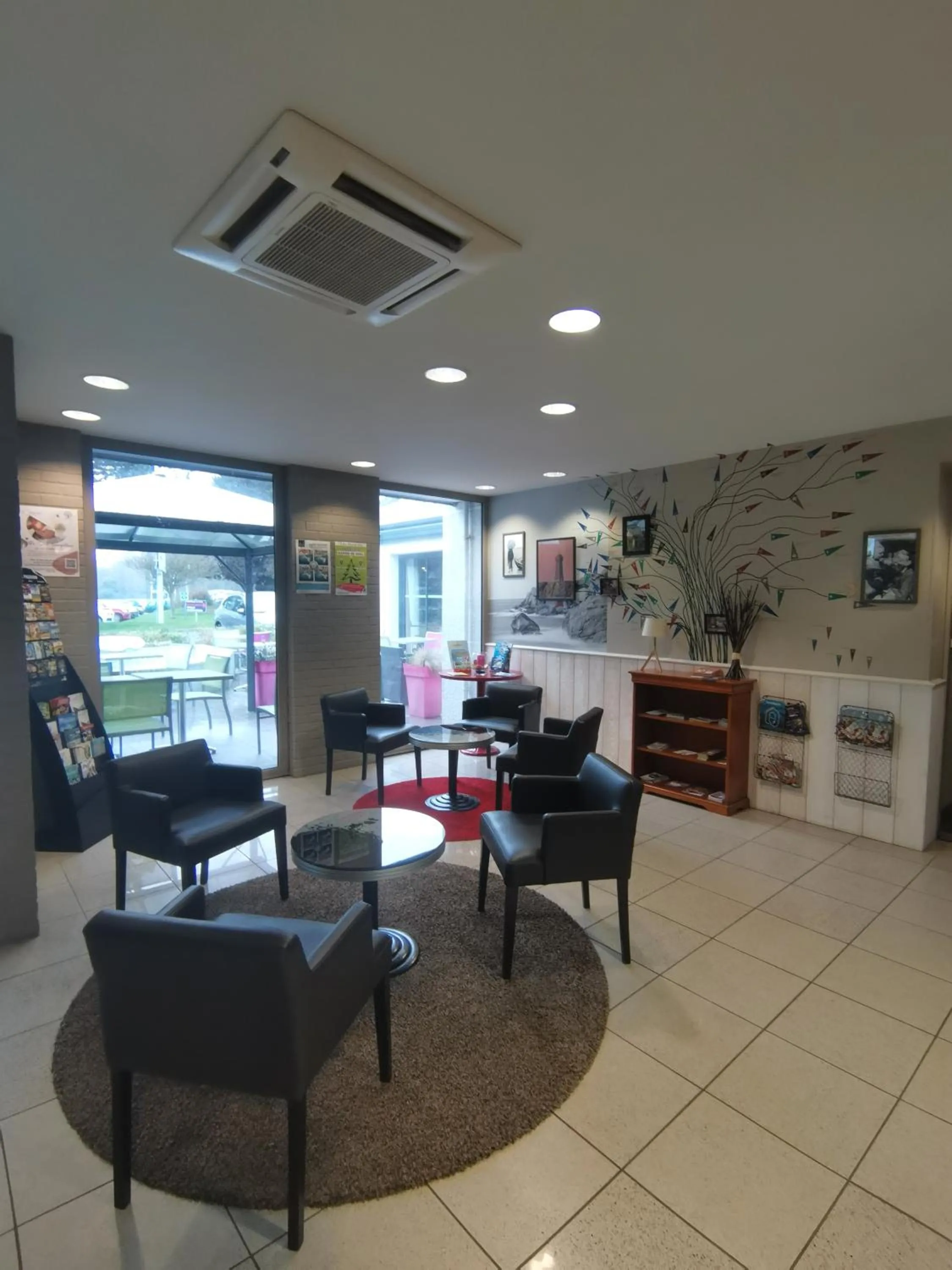 Lobby or reception in Logis, Hôtel Au Chêne Vert, Saint-Brieuc Nord