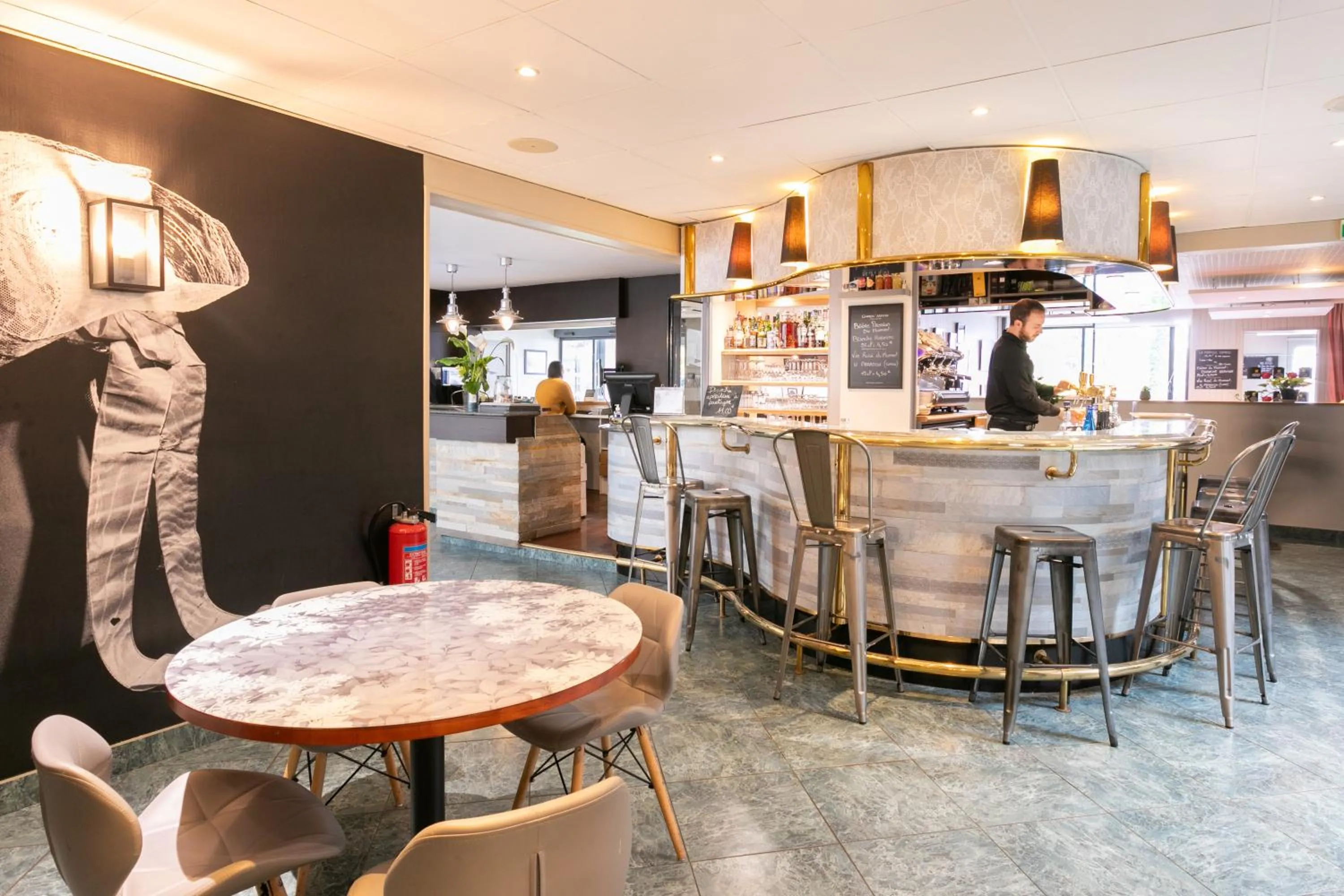 Lounge or bar in Logis, Hôtel Au Chêne Vert, Saint-Brieuc Nord