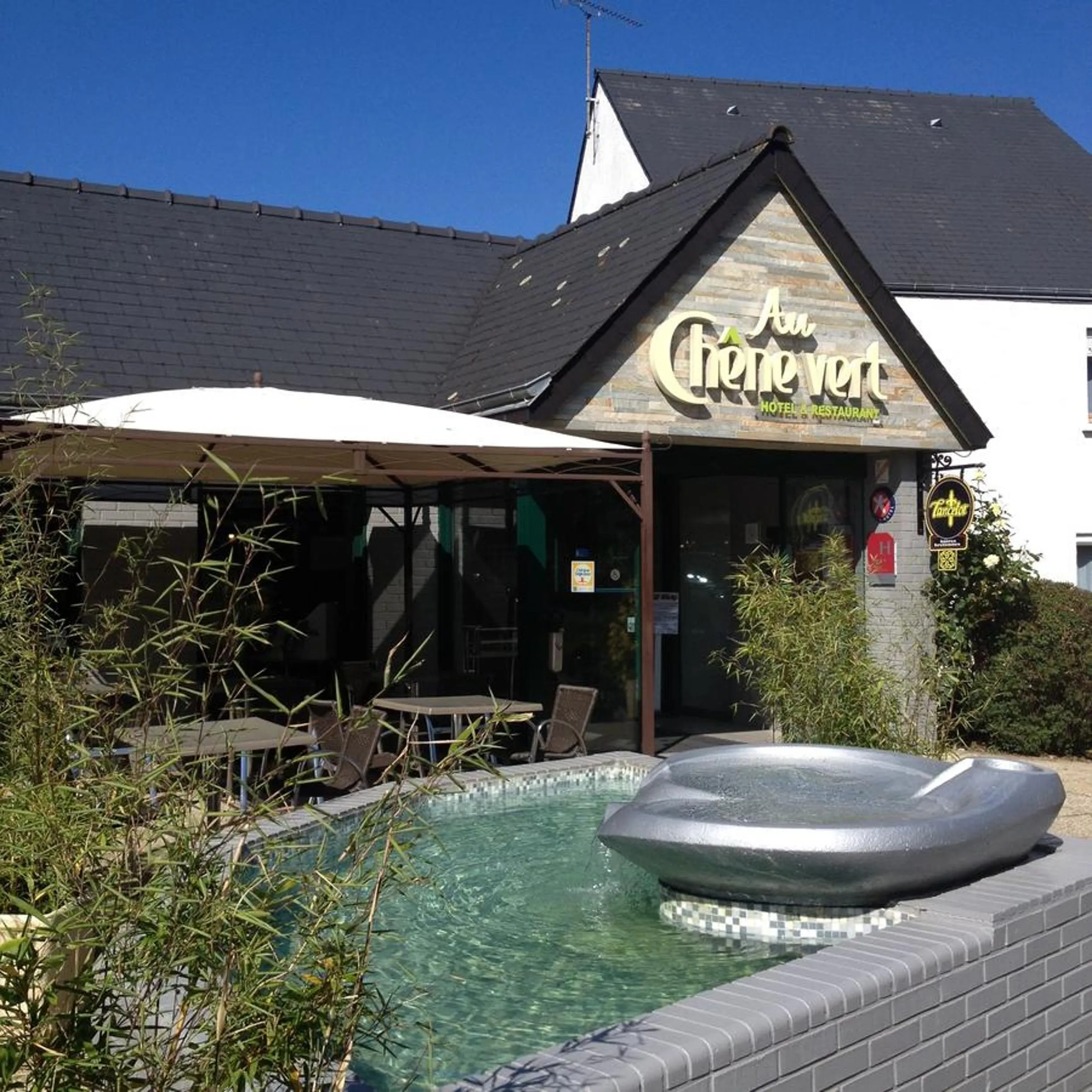 Facade/entrance in Logis, Hôtel Au Chêne Vert, Saint-Brieuc Nord