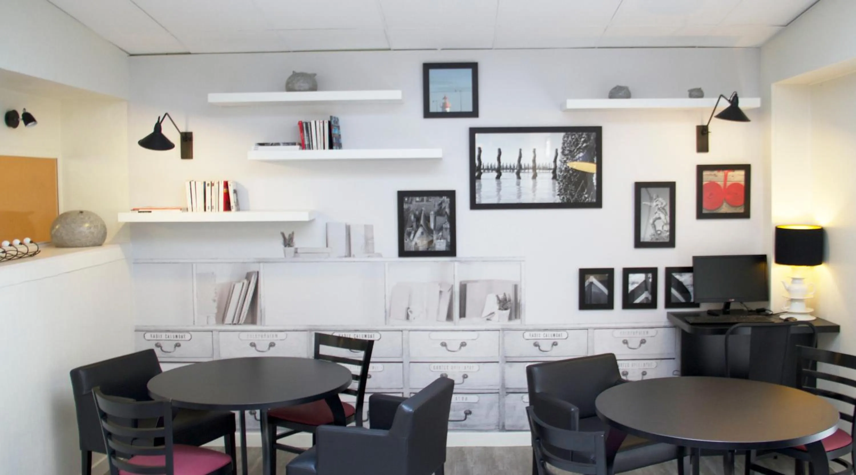Seating area in Logis, Hôtel Au Chêne Vert, Saint-Brieuc Nord