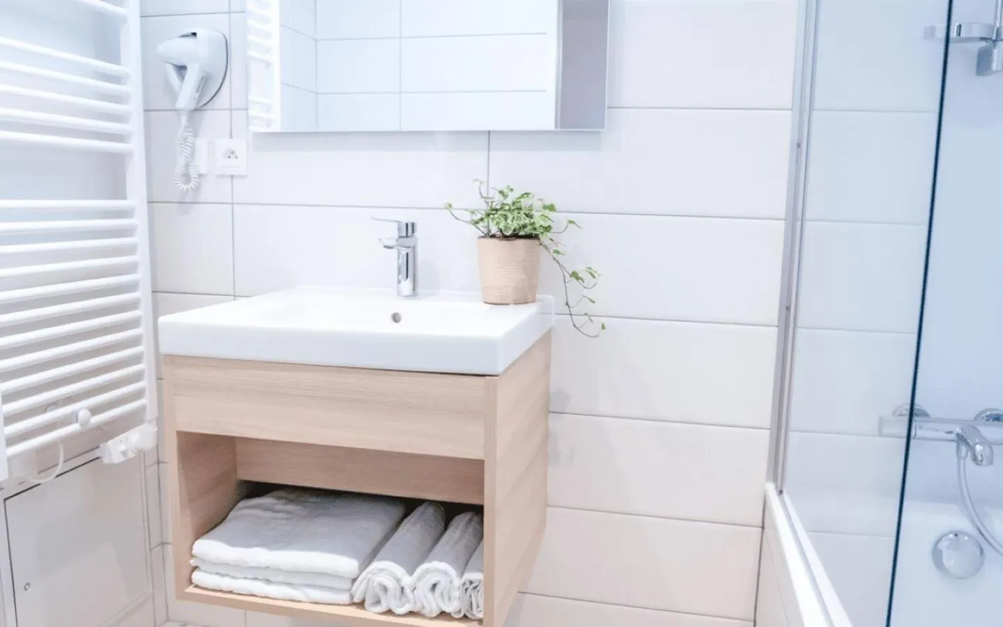 Bathroom in Logis Hotel Restaurant Au Chêne Vert, Saint-Brieuc