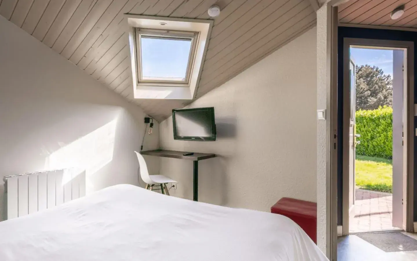 Bedroom, Bed in Logis Hotel Restaurant Au Chêne Vert, Saint-Brieuc Bedroom, Bed in Logis Hotel Restaurant Au Chêne Vert, Saint-Brieuc