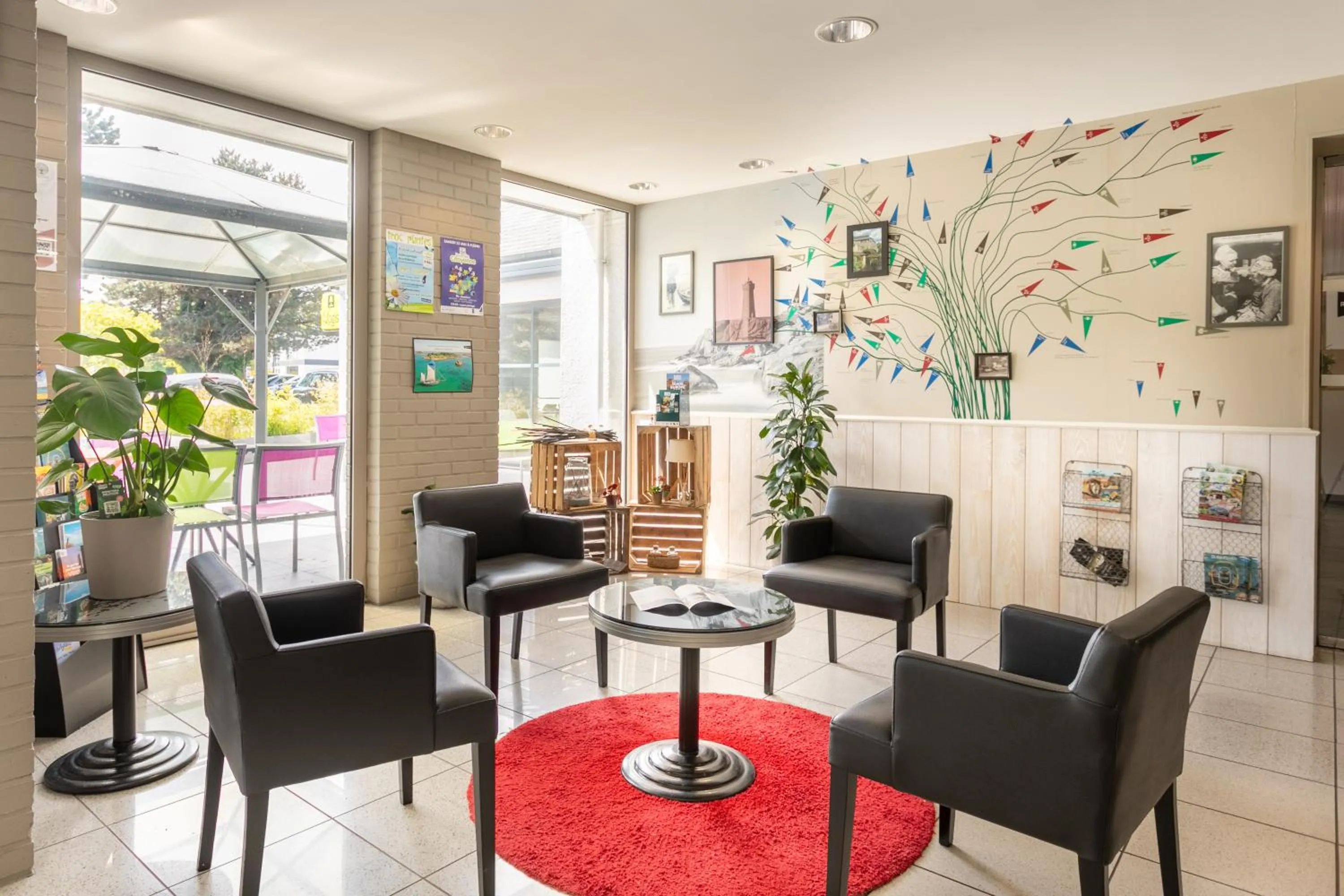 Lobby or reception in Logis, Hôtel Au Chêne Vert, Saint-Brieuc Nord