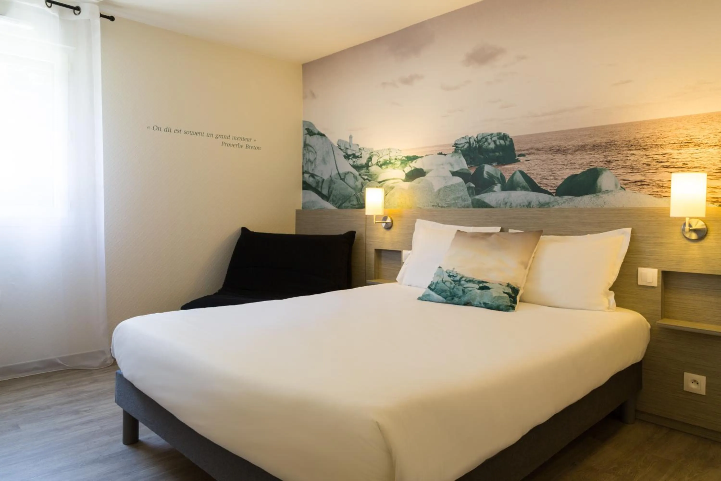 Bed in Logis, Hôtel Au Chêne Vert, Saint-Brieuc Nord