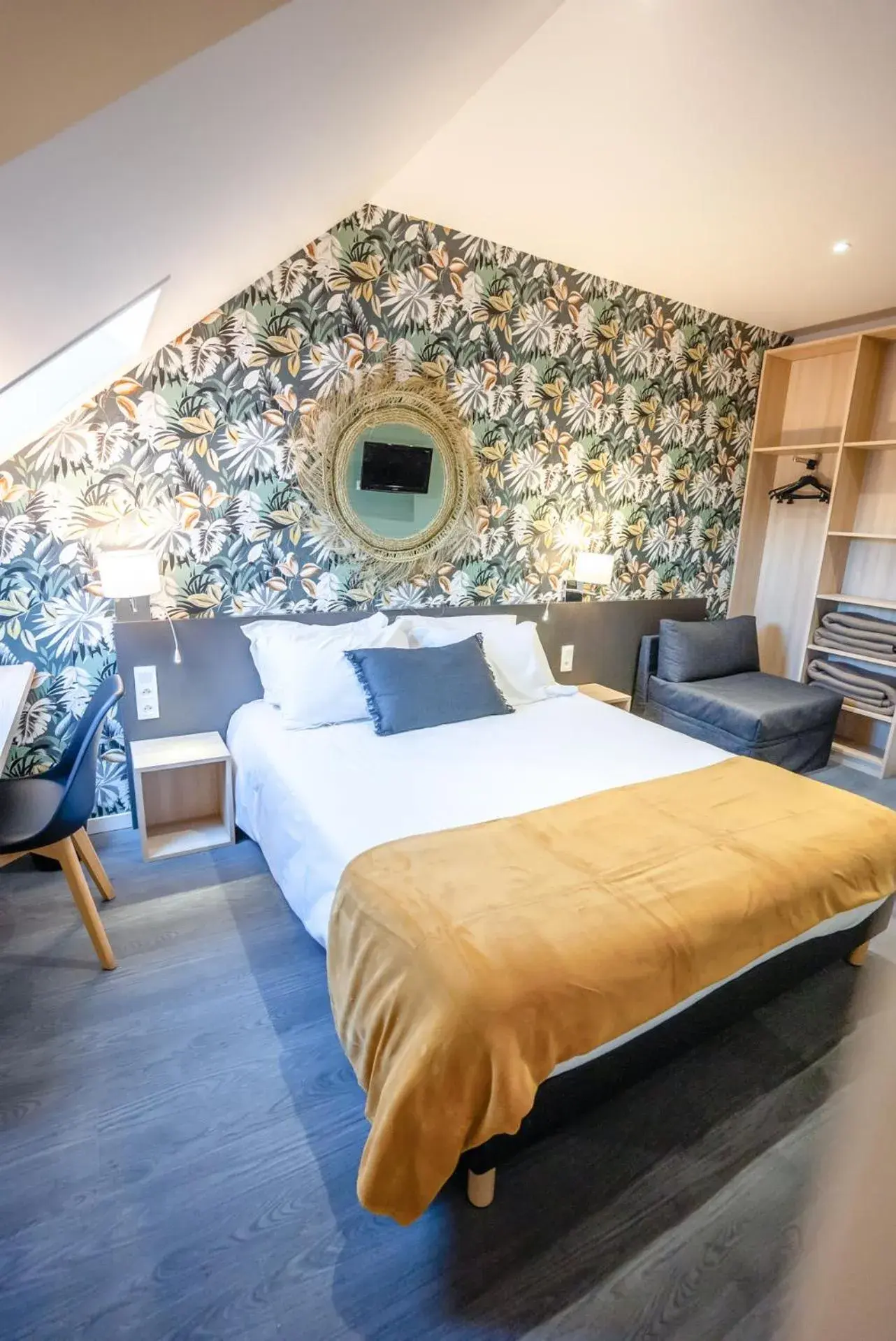 Property building, Bed in Logis, Hôtel Au Chêne Vert, Saint-Brieuc Nord Property building, Bed in Logis, Hôtel Au Chêne Vert, Saint-Brieuc Nord