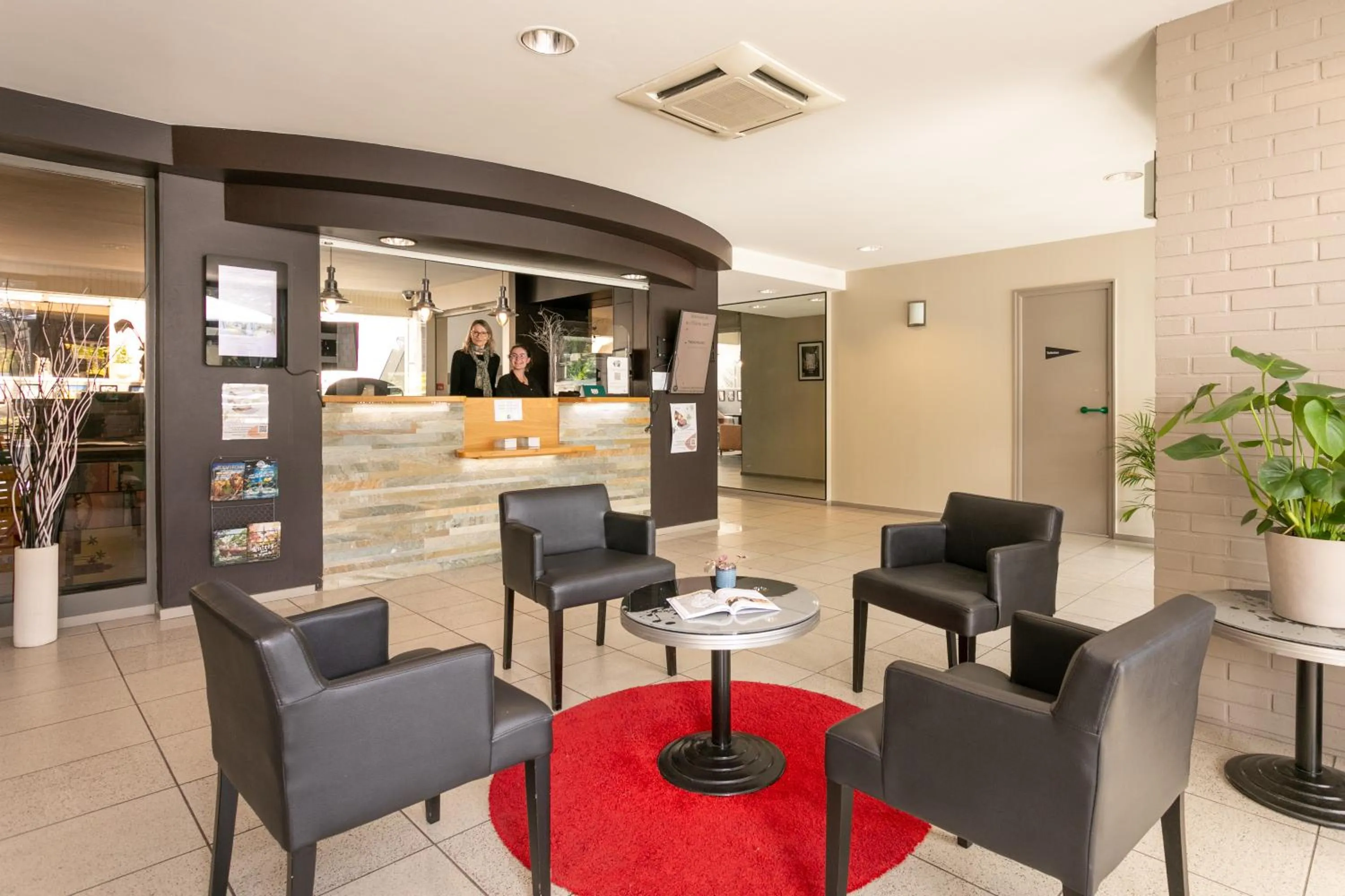 Lobby or reception in Logis, Hôtel Au Chêne Vert, Saint-Brieuc Nord