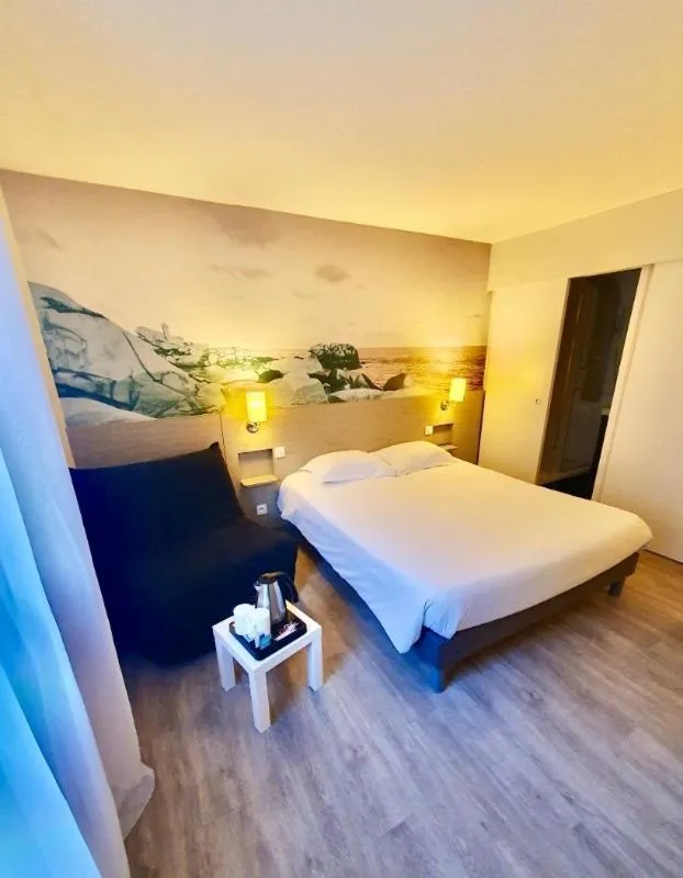 Bed in Logis, Hôtel Au Chêne Vert, Saint-Brieuc Nord