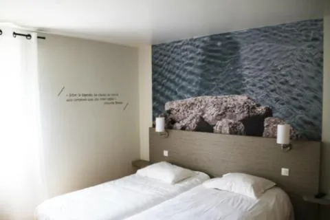 Bed in Logis, Hôtel Au Chêne Vert, Saint-Brieuc Nord