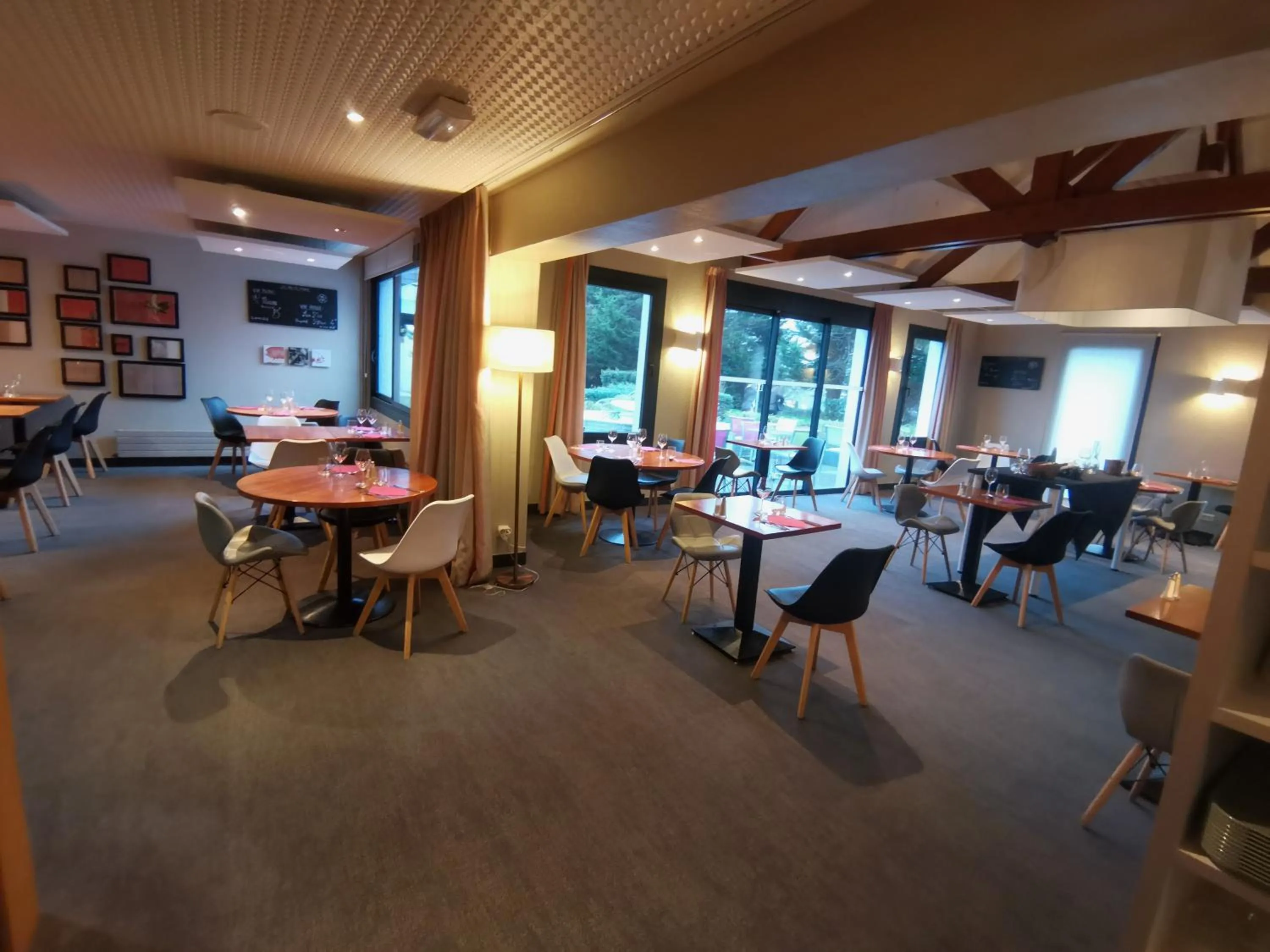 Restaurant/places to eat in Logis, Hôtel Au Chêne Vert, Saint-Brieuc Nord