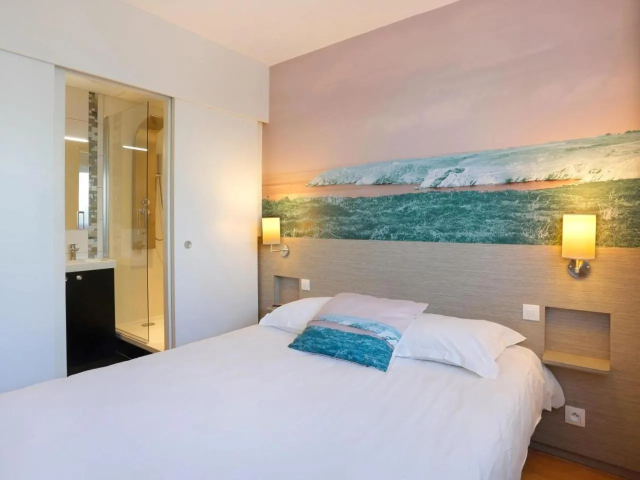 Photo of the whole room, Bed in Logis Hotel Restaurant Au Chêne Vert, Saint-Brieuc