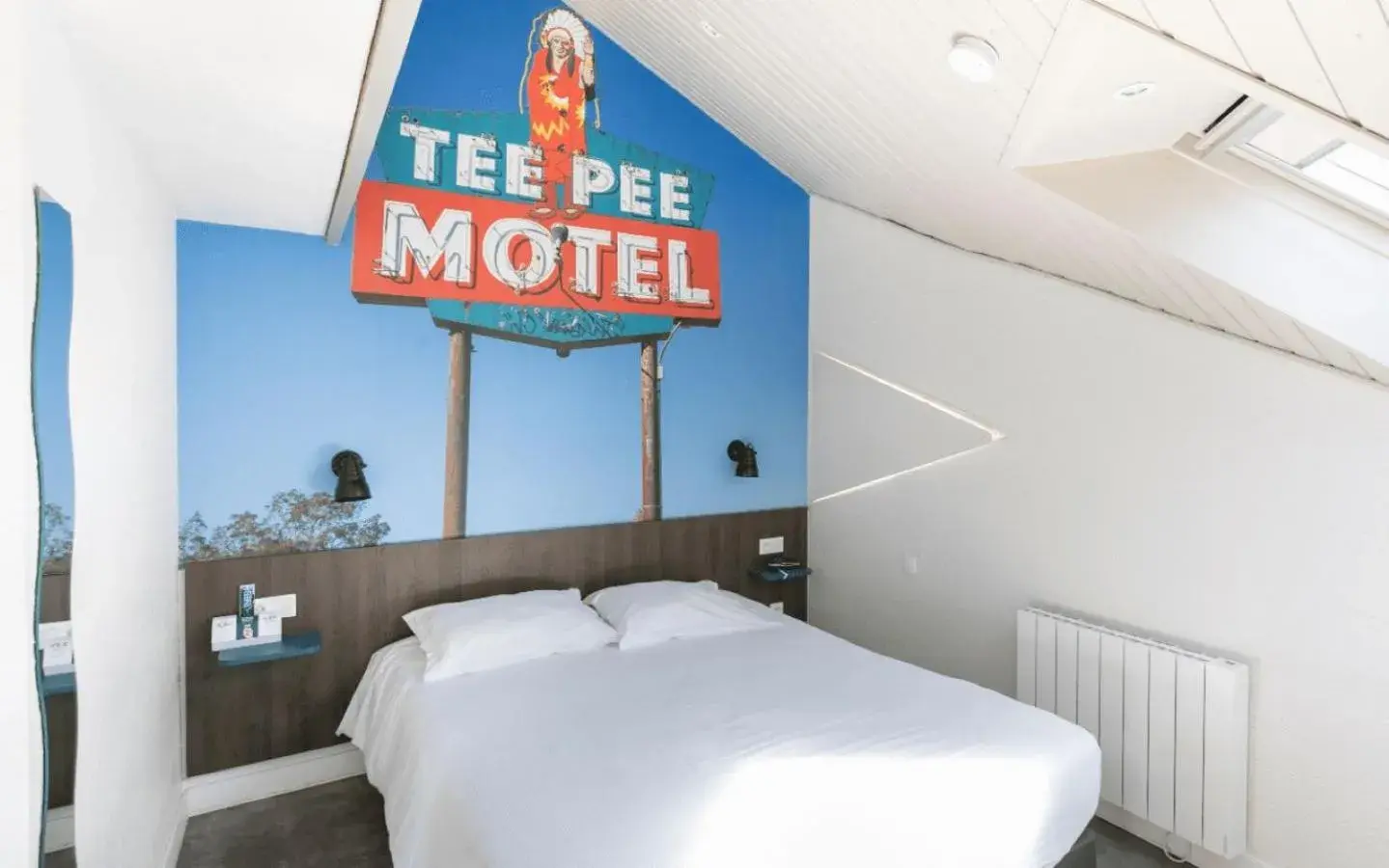 Bedroom, Bed in Logis Hotel Restaurant Au Chêne Vert, Saint-Brieuc Bedroom, Bed in Logis Hotel Restaurant Au Chêne Vert, Saint-Brieuc