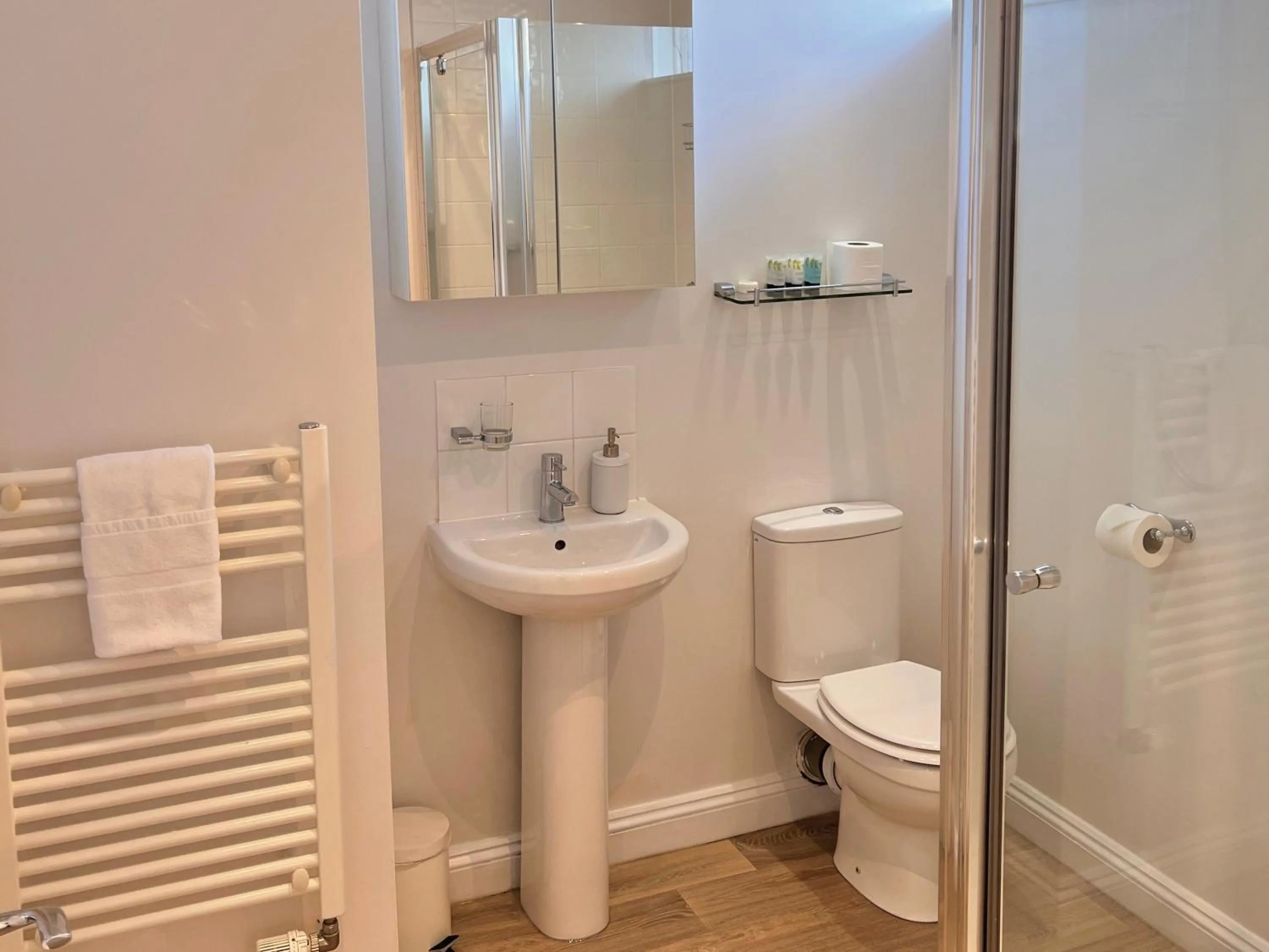 Shower in Black Buoy Inn