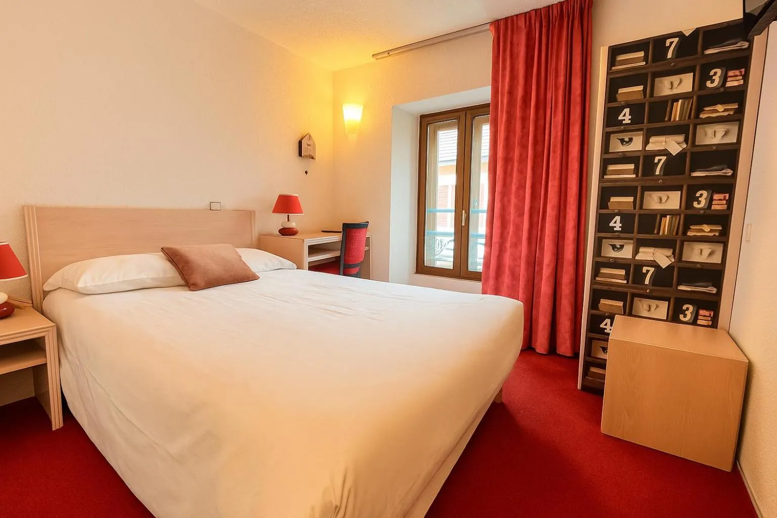 Bed in Logis Hôtel de Genève et Restaurant , Faverges-Seythenex