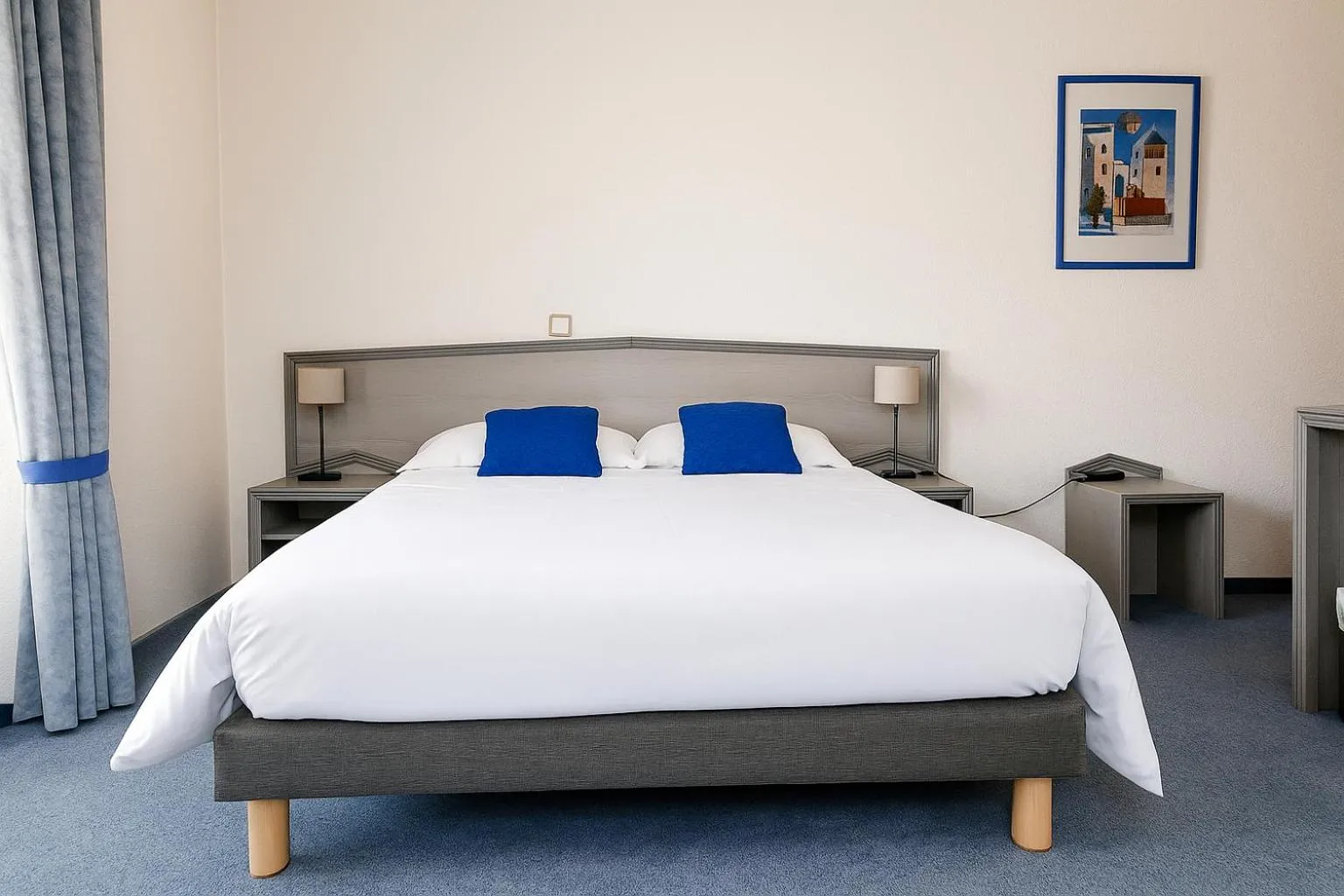 Bed in Logis Hôtel de Genève et Restaurant , Faverges-Seythenex