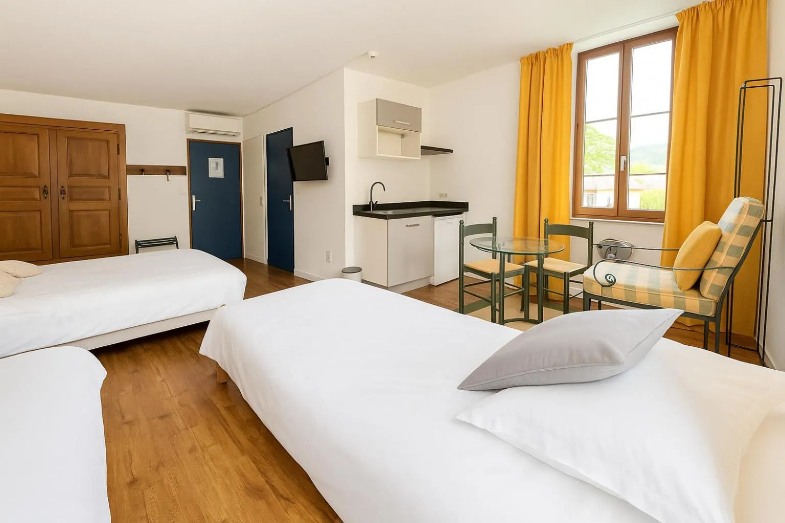 Bed in Logis Hôtel de Genève et Restaurant , Faverges-Seythenex