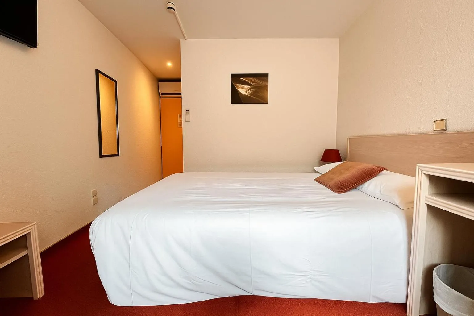 Bed in Logis Hôtel de Genève et Restaurant , Faverges-Seythenex